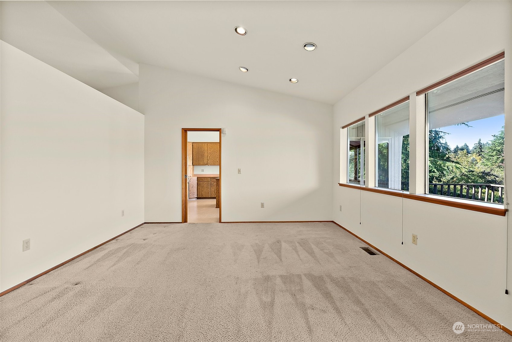 11411 Woodland Ave E Property Photo 9
