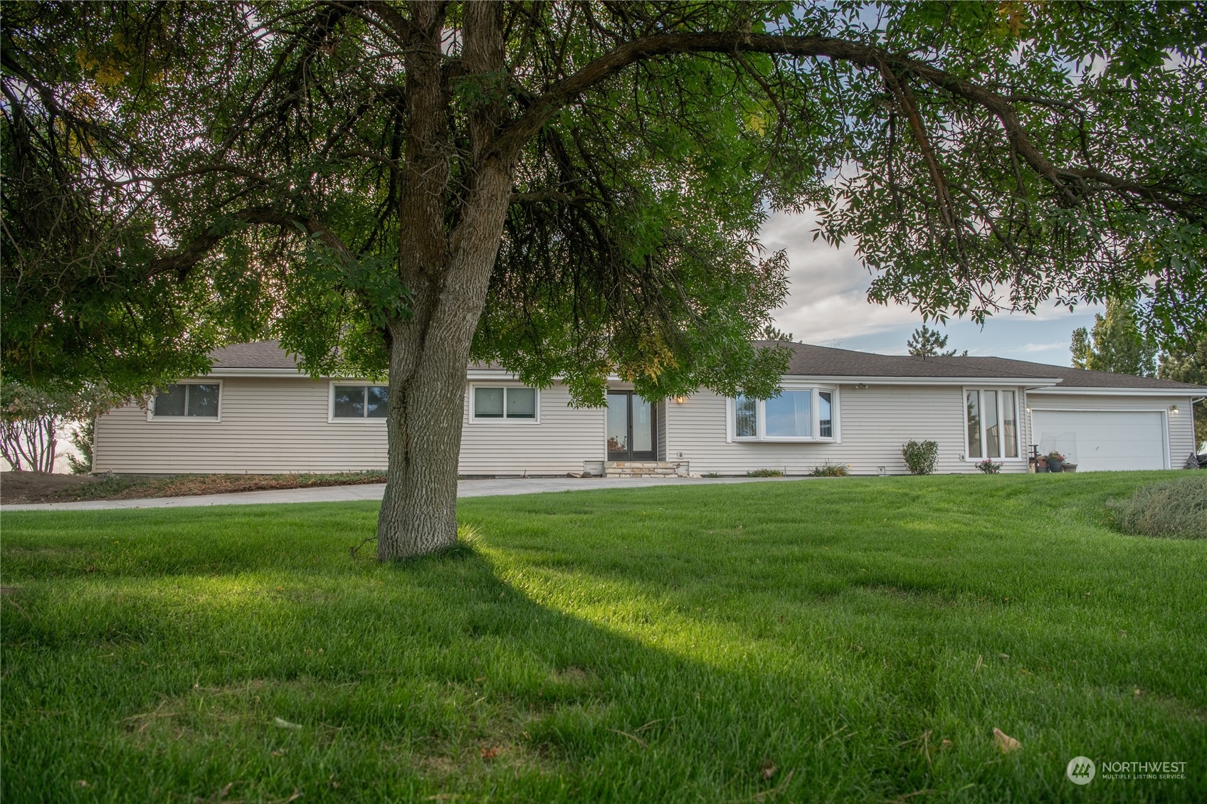 14114 Airway Drive Property Photo 2