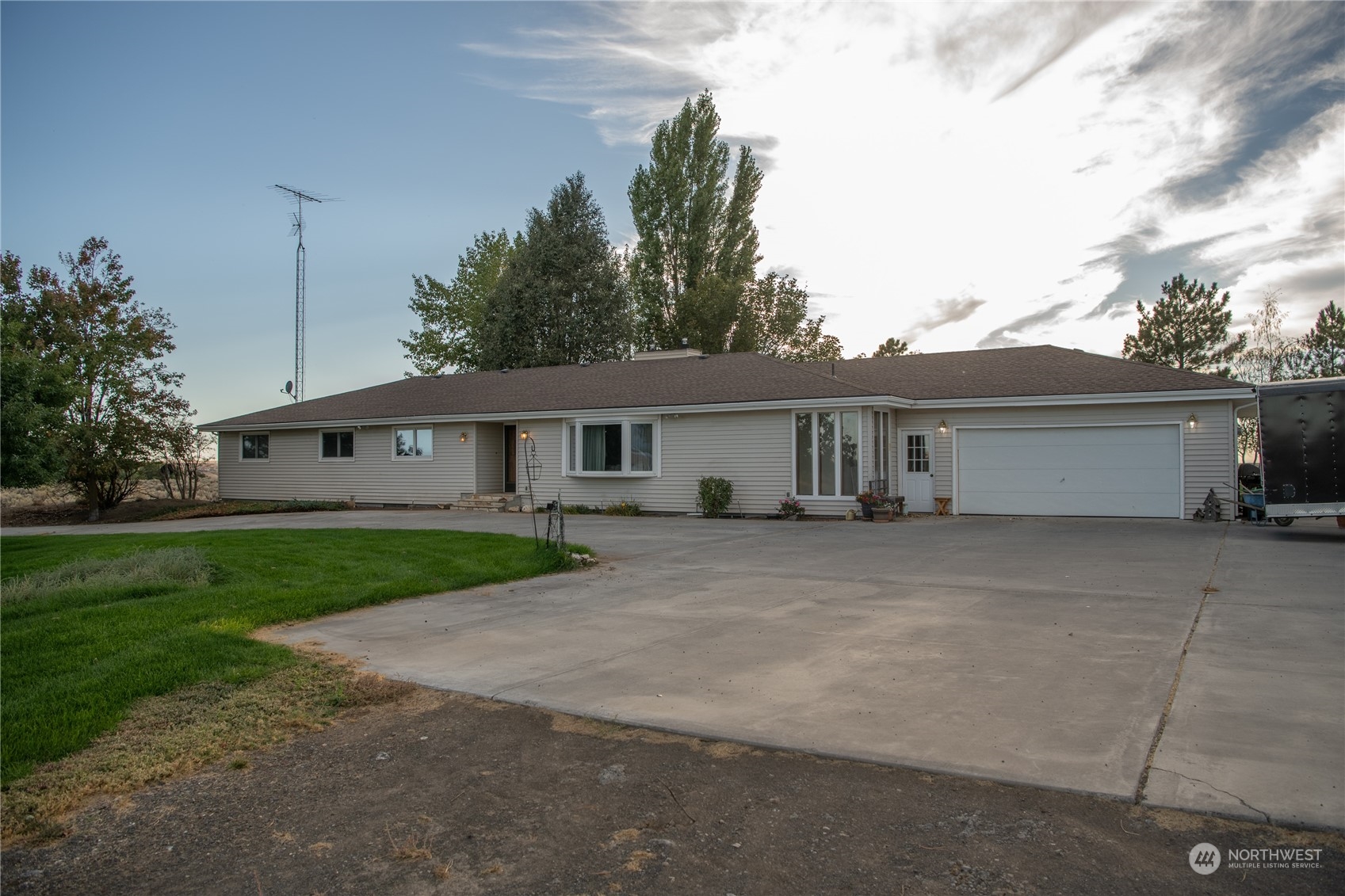 14114 Airway Drive Property Photo 3