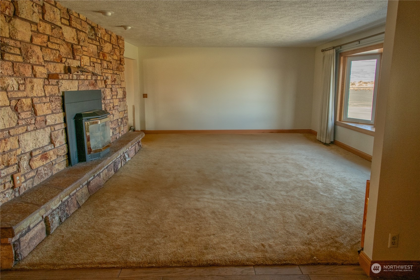 14114 Airway Drive Property Photo 14