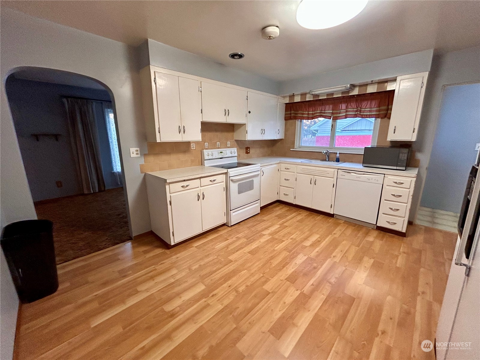 408 S Division Street Property Photo 4