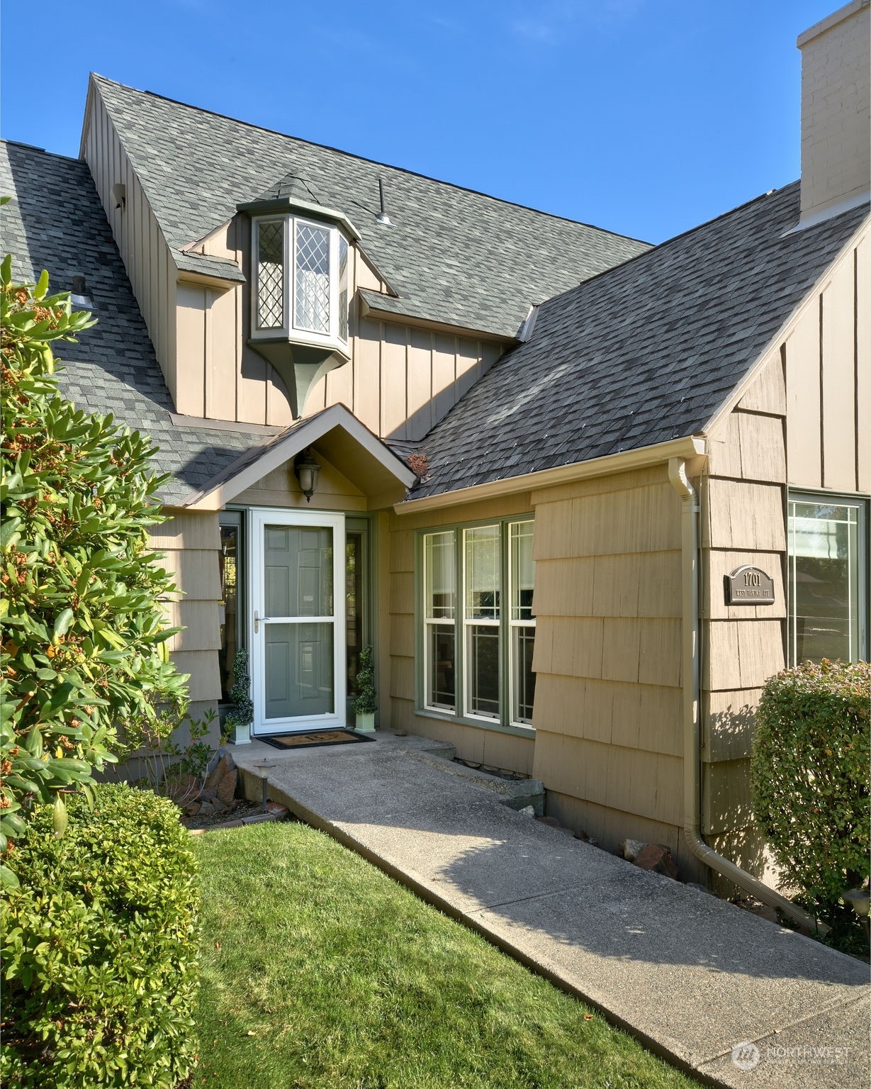 1701 W Yakima Avenue Property Photo 4