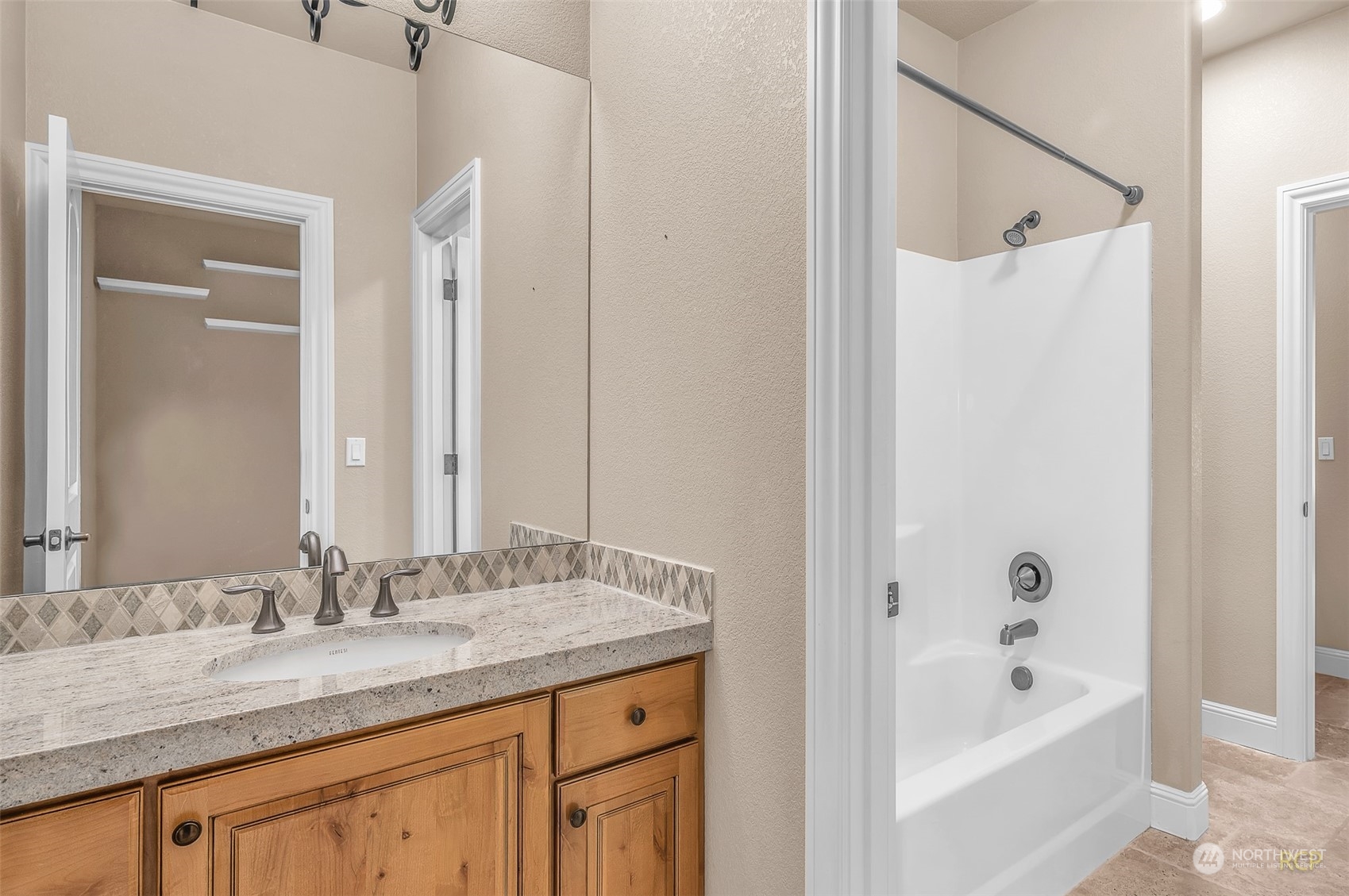 3913 Nw Jasmine St. Property Photo 31