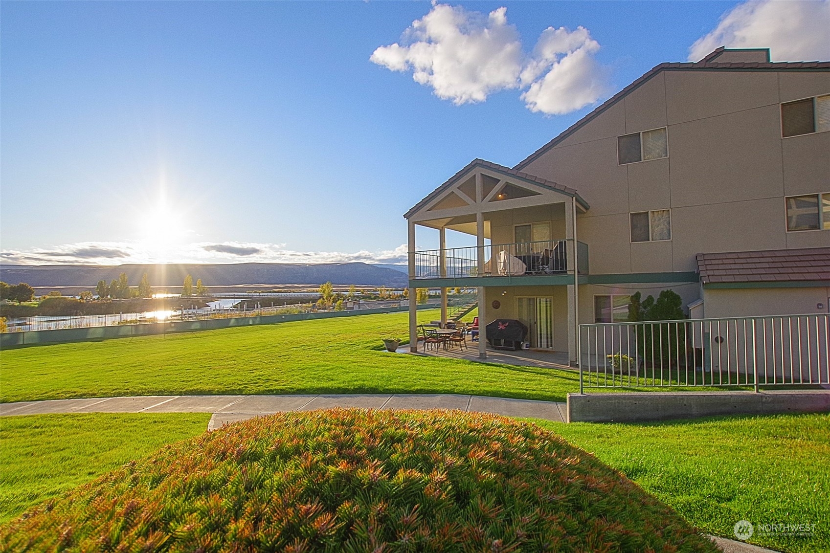 8997 Crescent Bar Road Property Photo 3