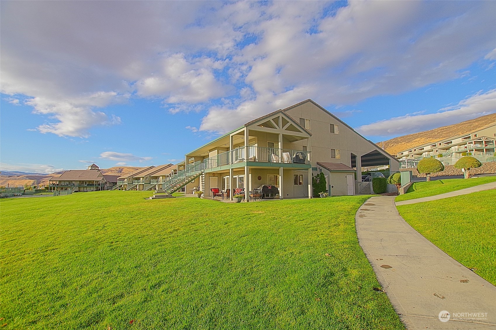 8997 Crescent Bar Road Property Photo 4