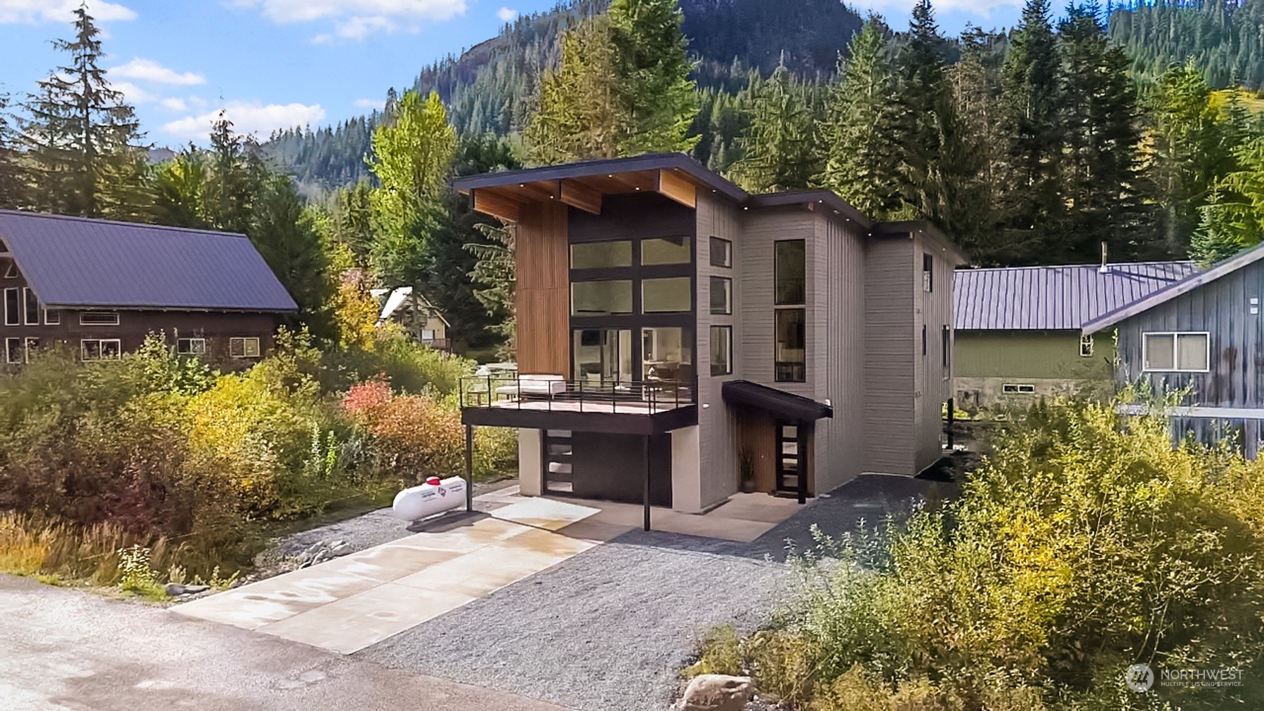 811 E Hyak Dr Property Photo