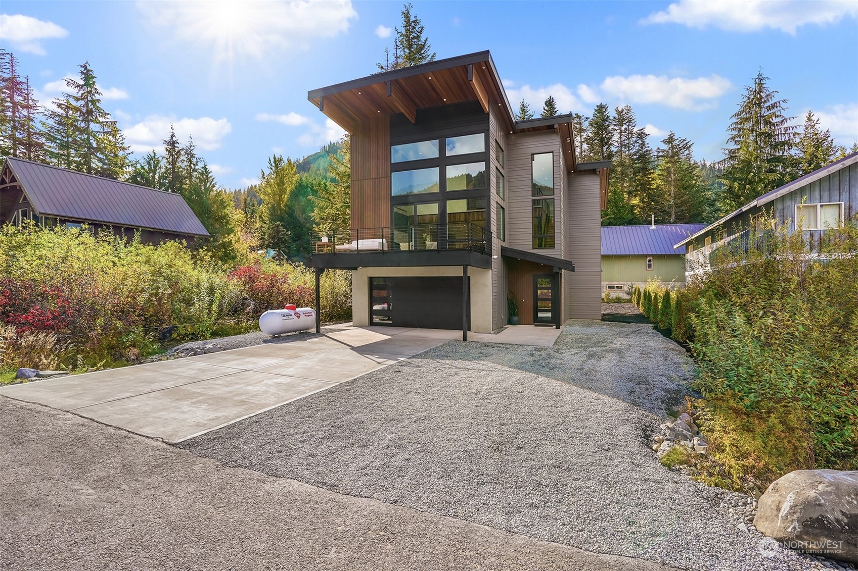 811 E Hyak Dr Property Photo 2