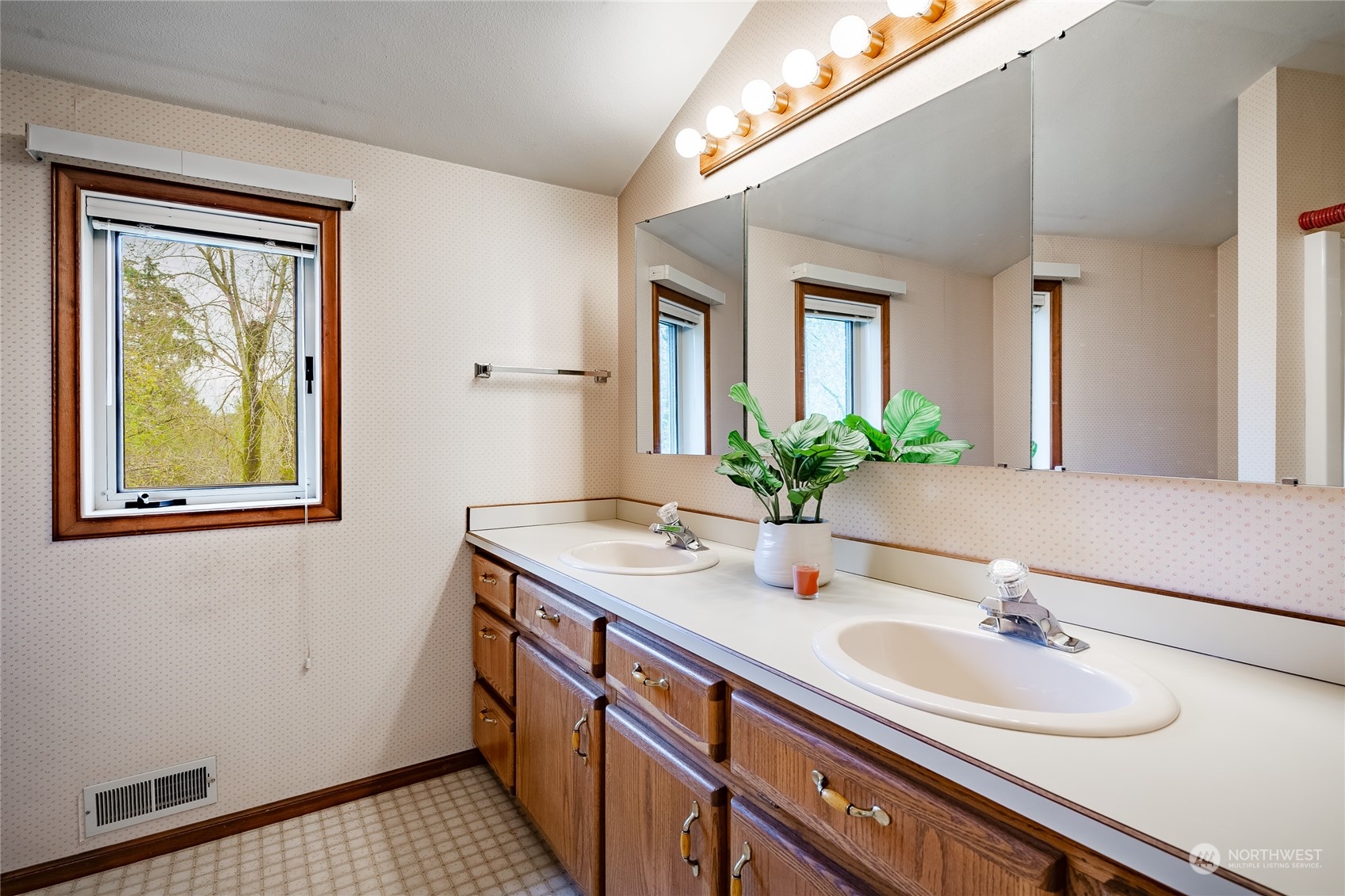 407 Wood Creek Drive Property Photo 19