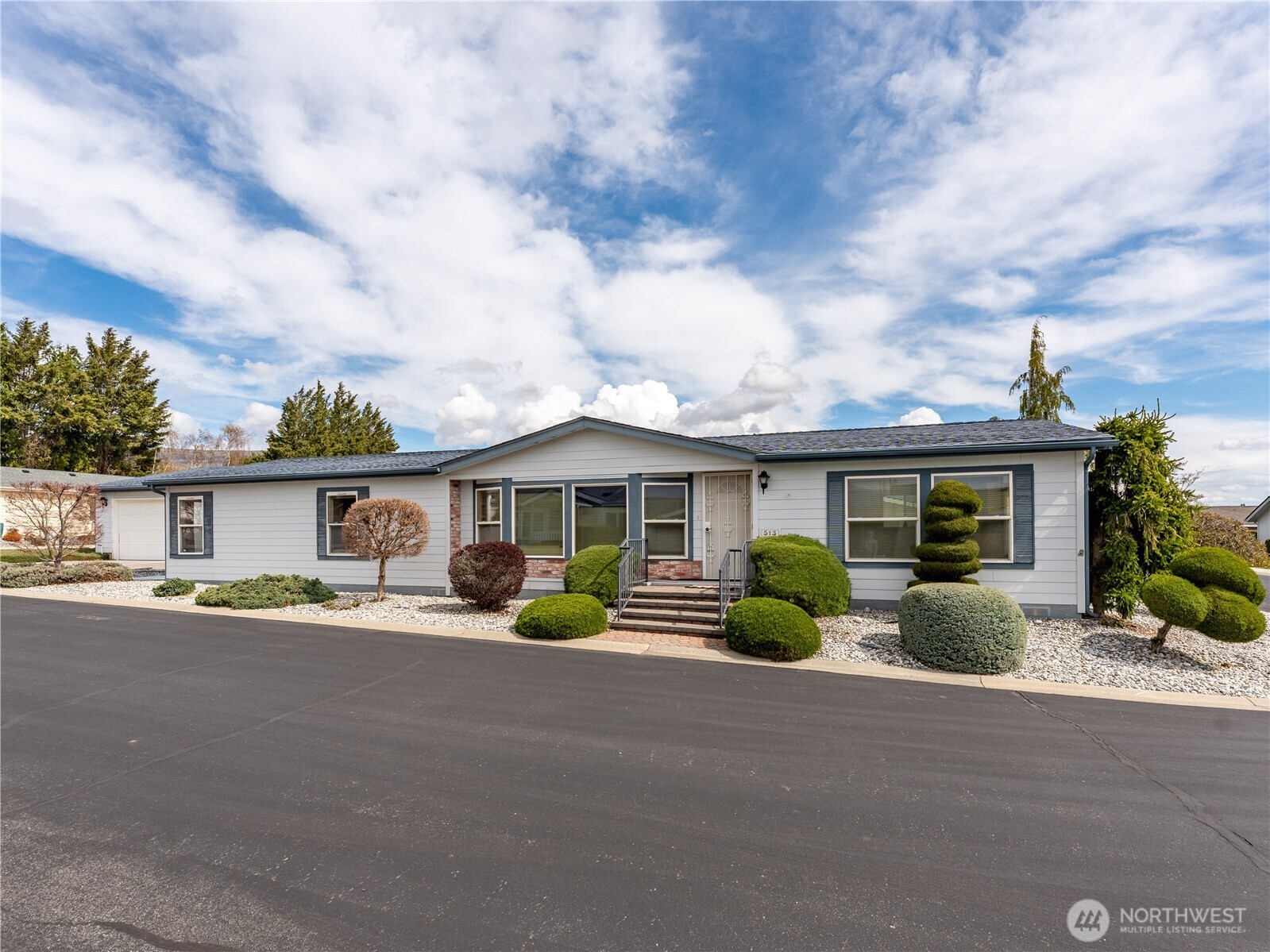 513 Ne Monterey Drive Property Photo 1
