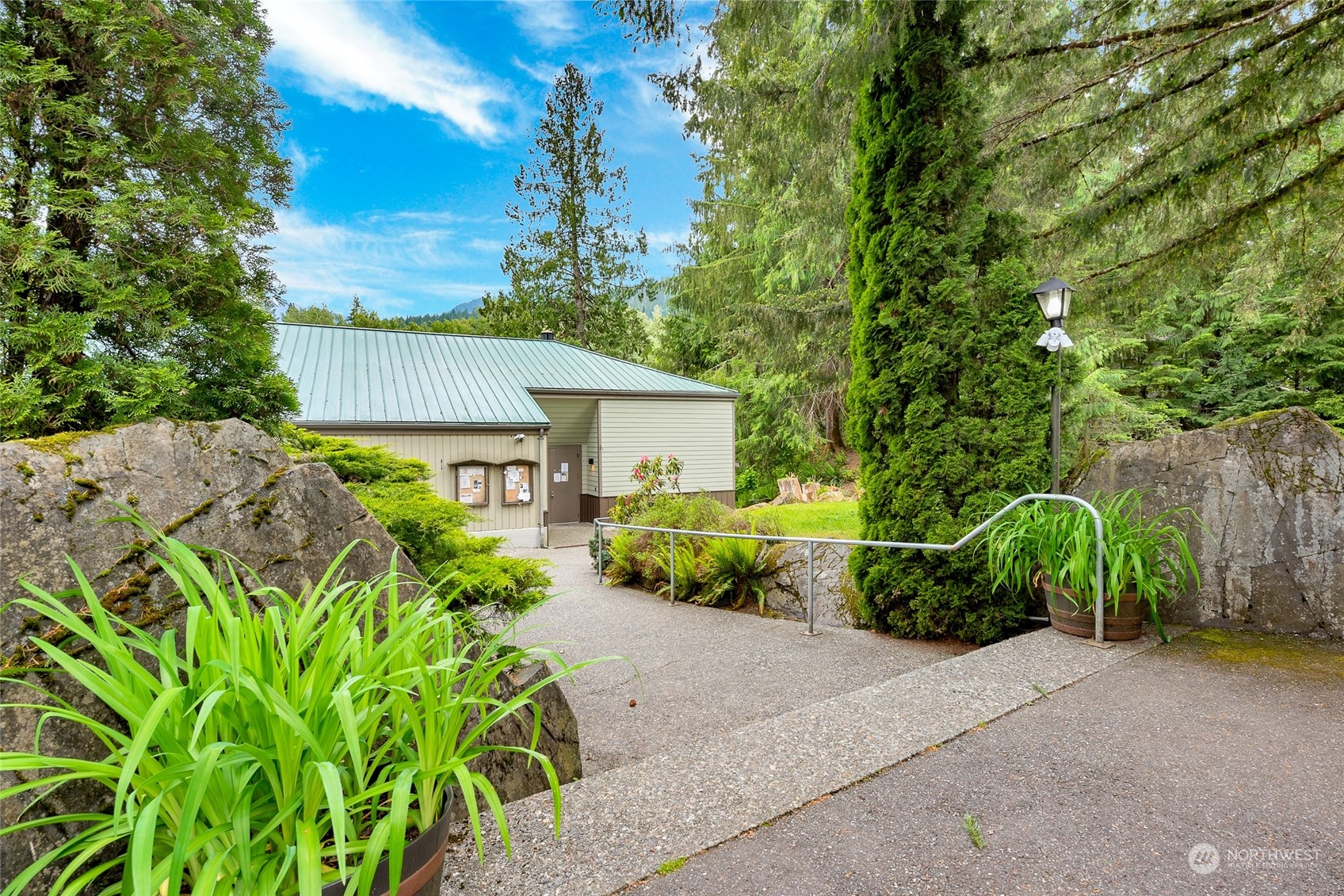 16024 Low Lane Property Photo 6