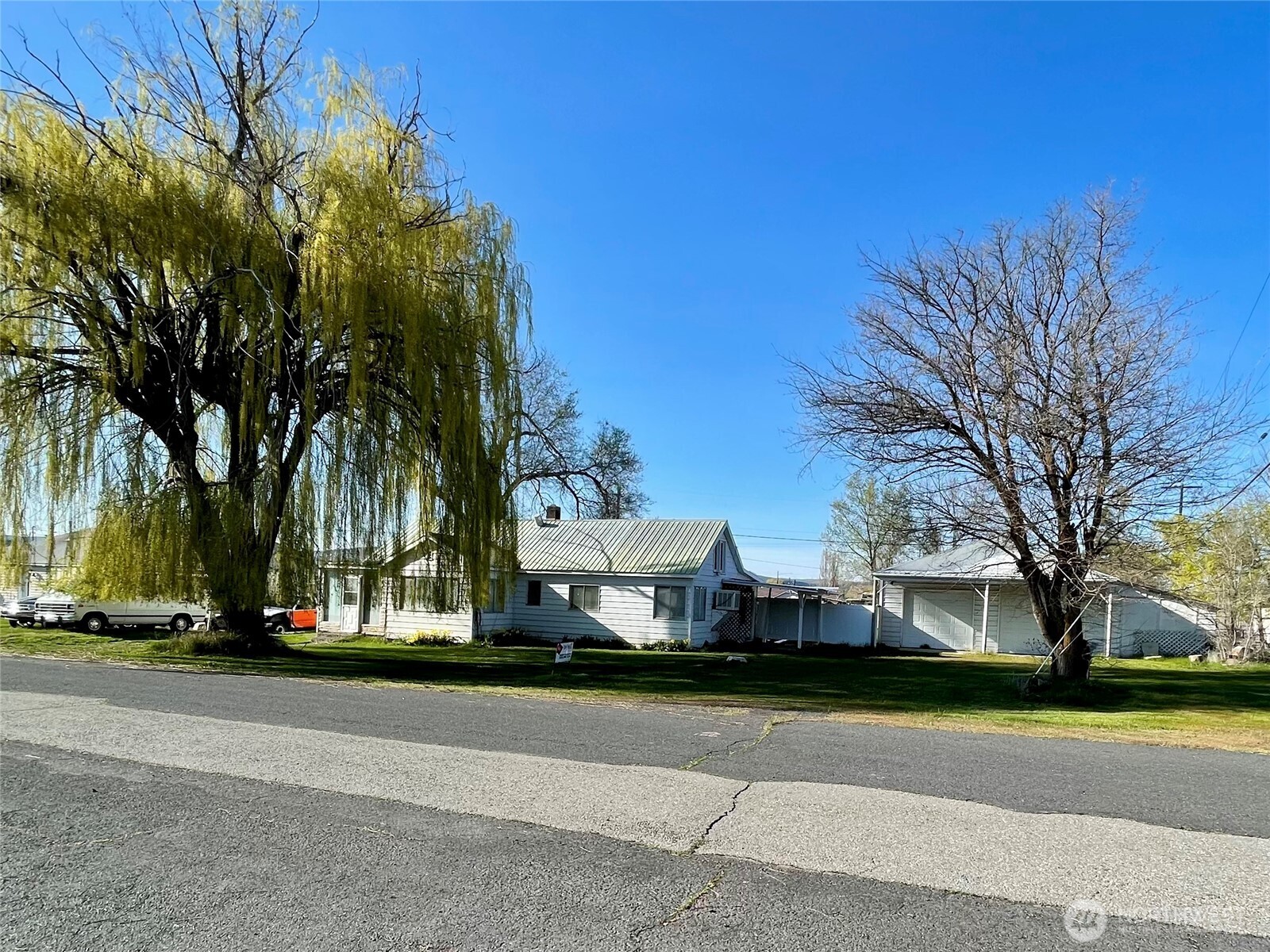 120 E Lewis Street Property Photo 1