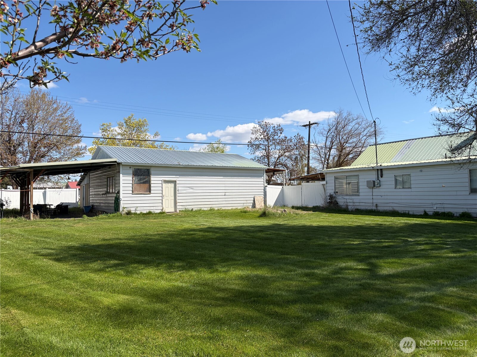 120 E Lewis Street Property Photo 4