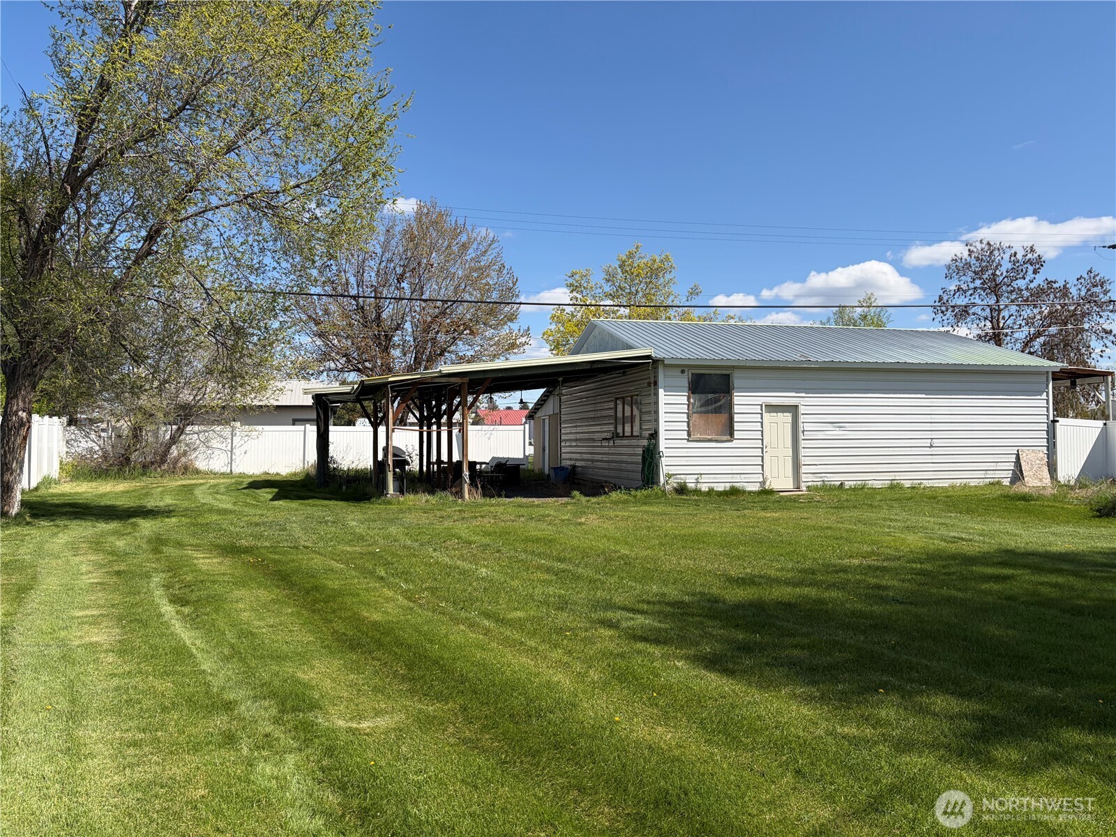 120 E Lewis Street Property Photo 5