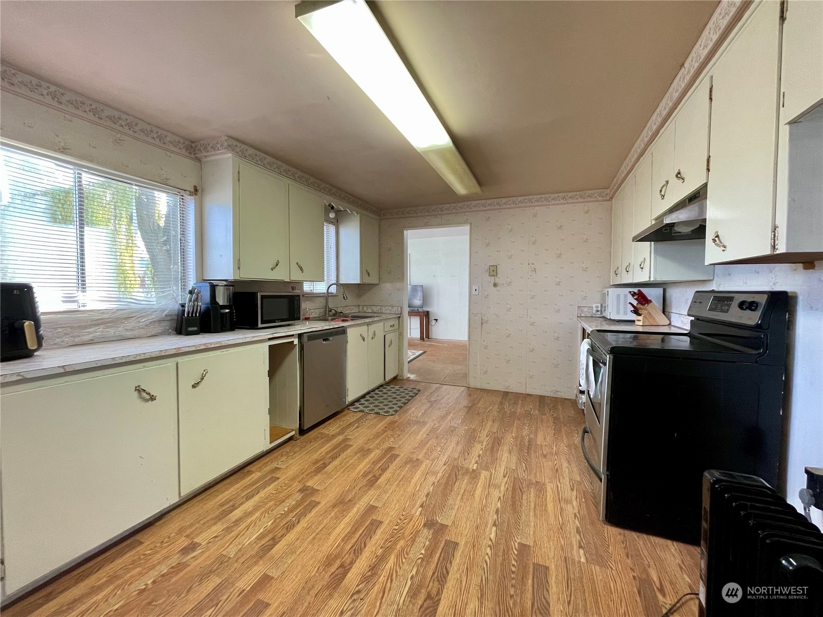120 E Lewis Street Property Photo 7