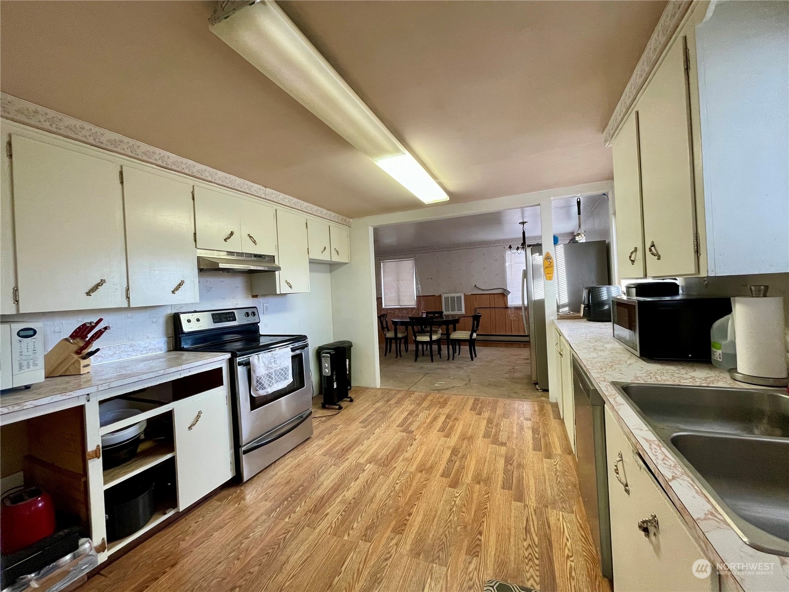 120 E Lewis Street Property Photo 8