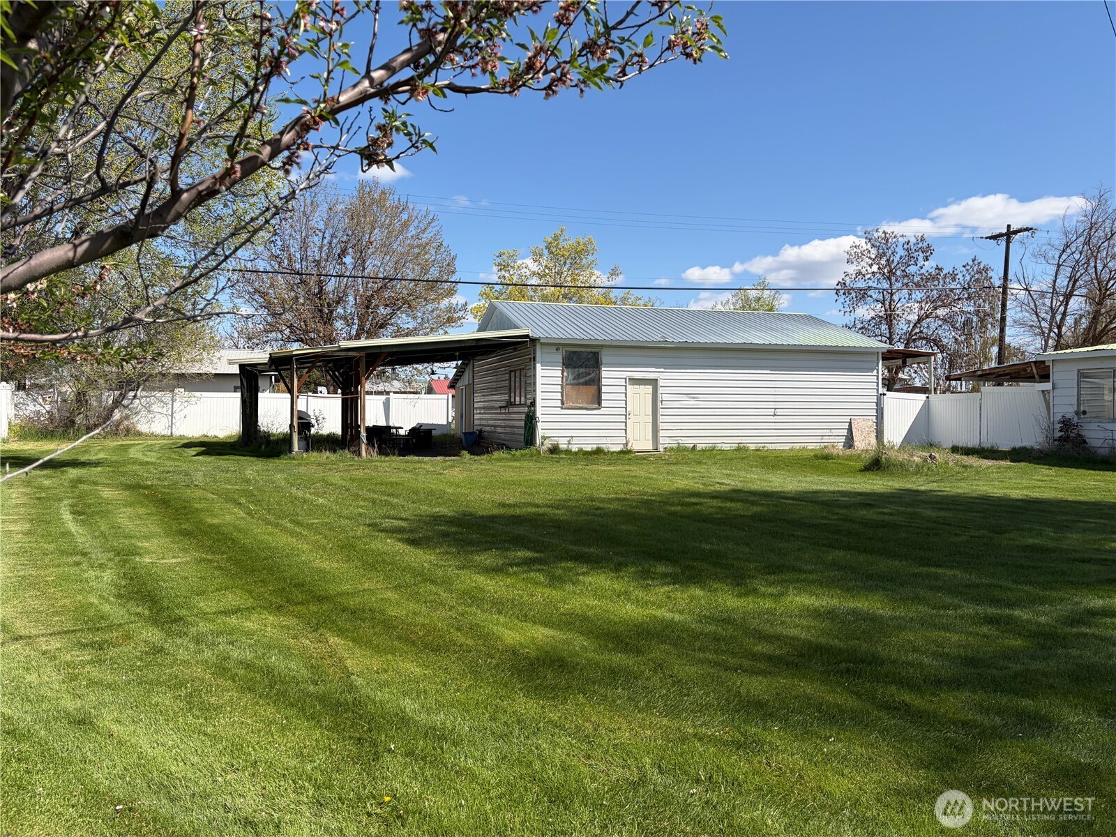 120 E Lewis Street Property Photo 24