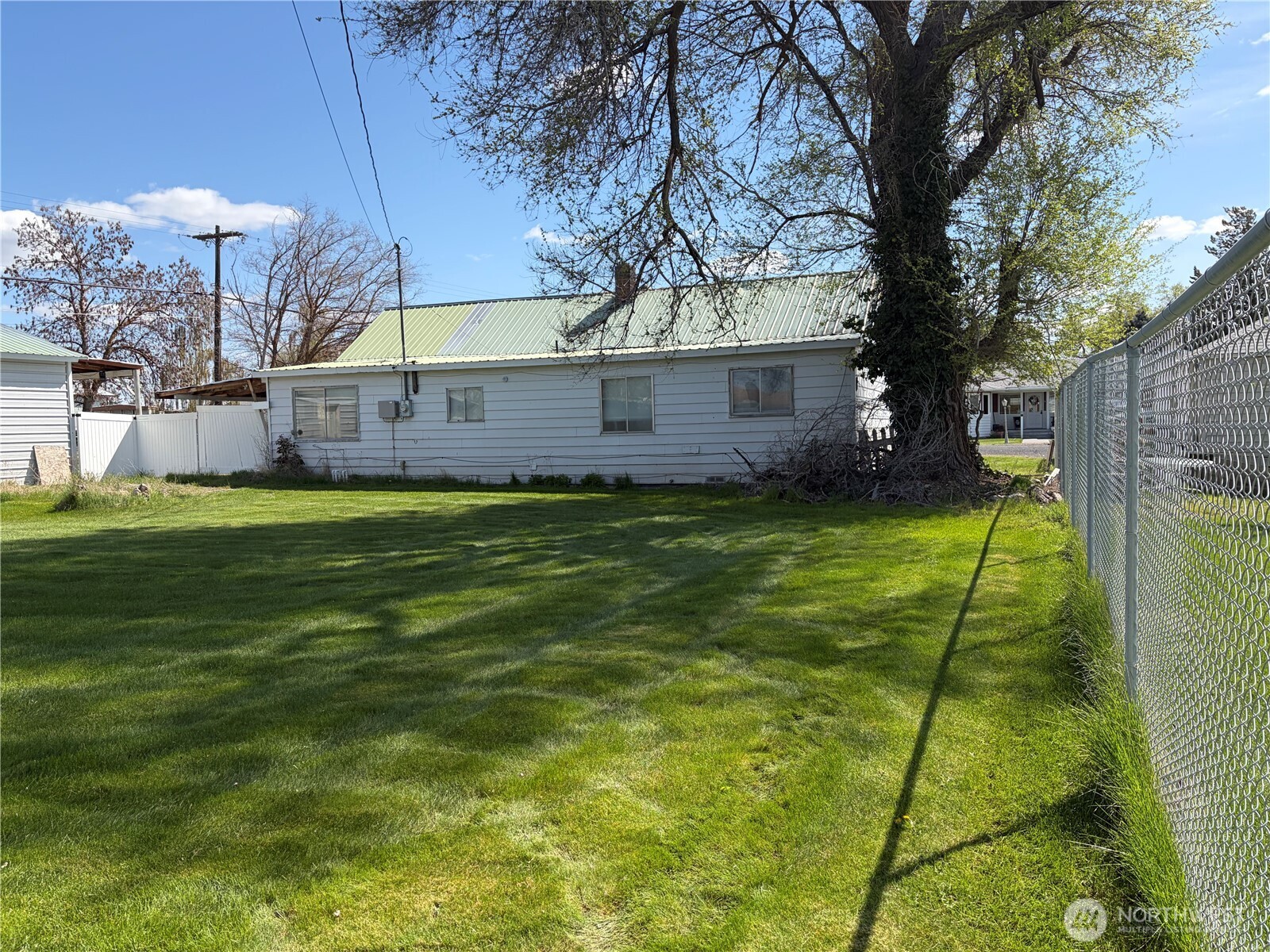 120 E Lewis Street Property Photo 25