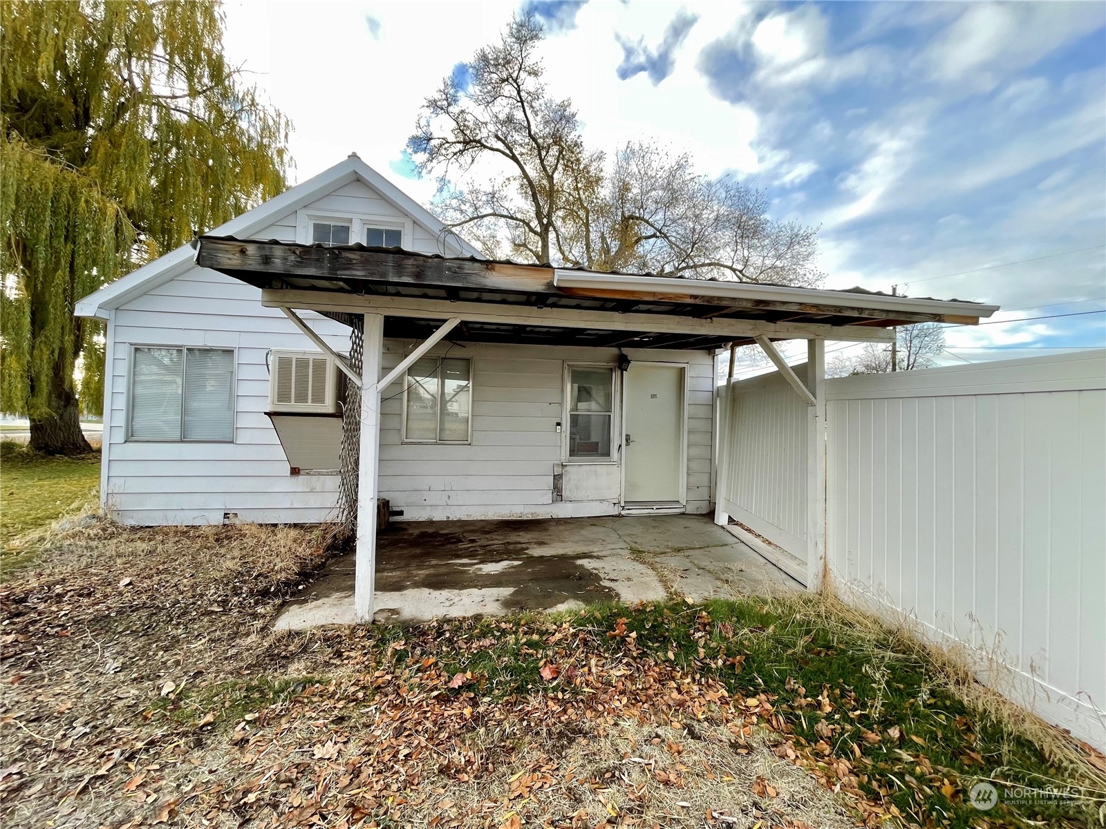 120 E Lewis Street Property Photo 32