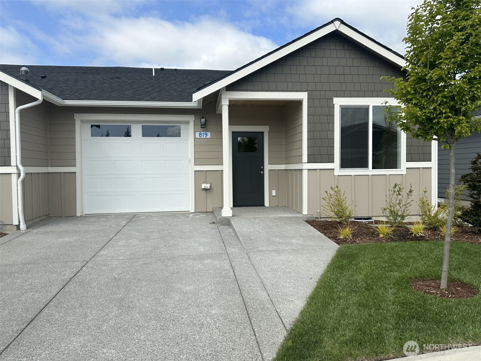819 Parkland Loop Property Photo 1