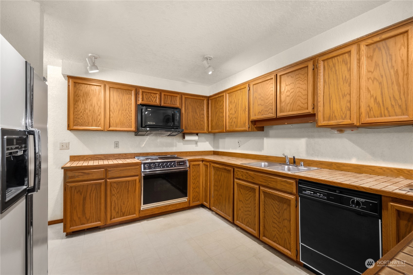 1805 Village Green Drive 2 Property Photo 6