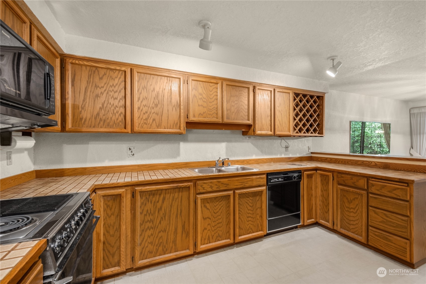 1805 Village Green Drive 2 Property Photo 7