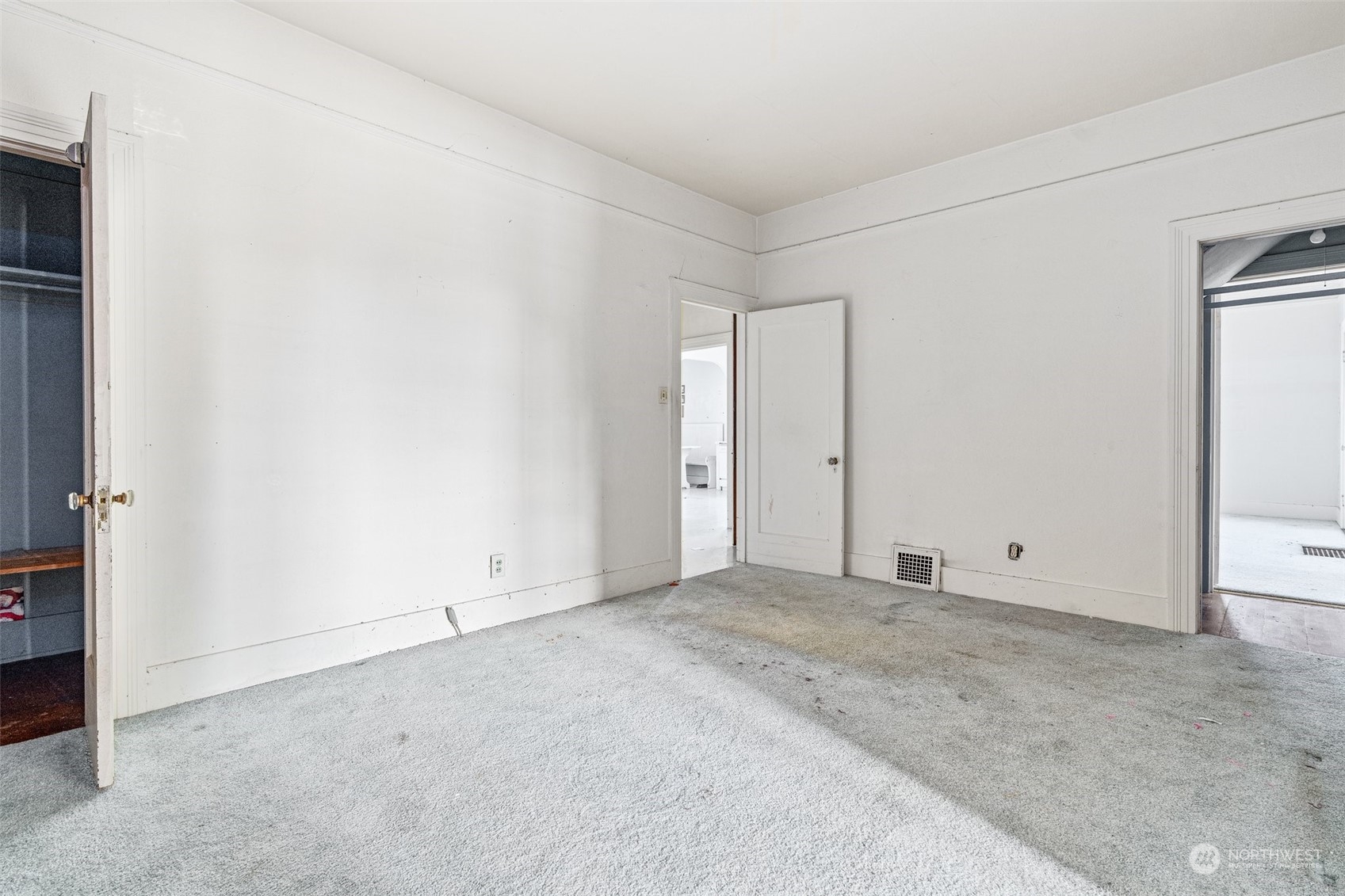 582 S Market Boulevard Property Photo 10