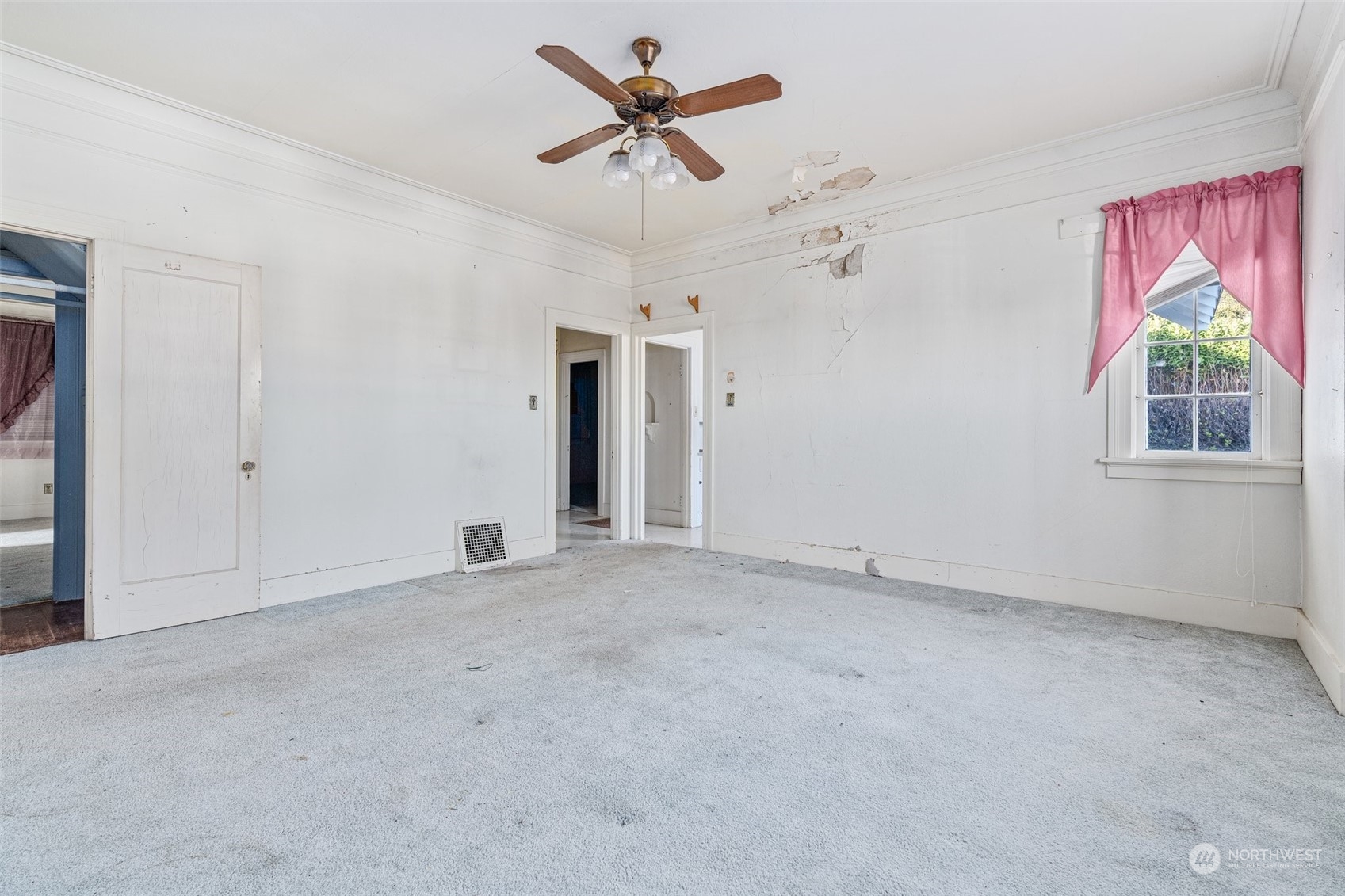 582 S Market Boulevard Property Photo 14