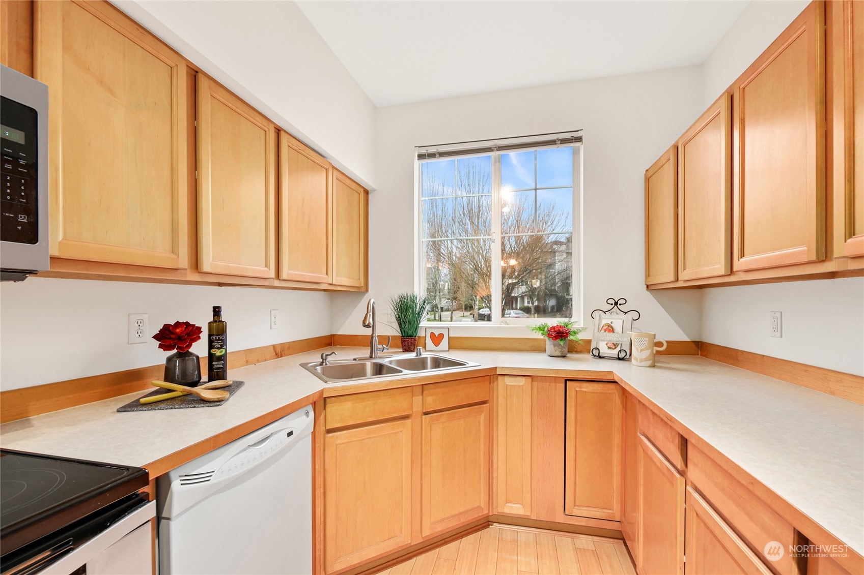 6870 Holly Park Drive Property Photo 10