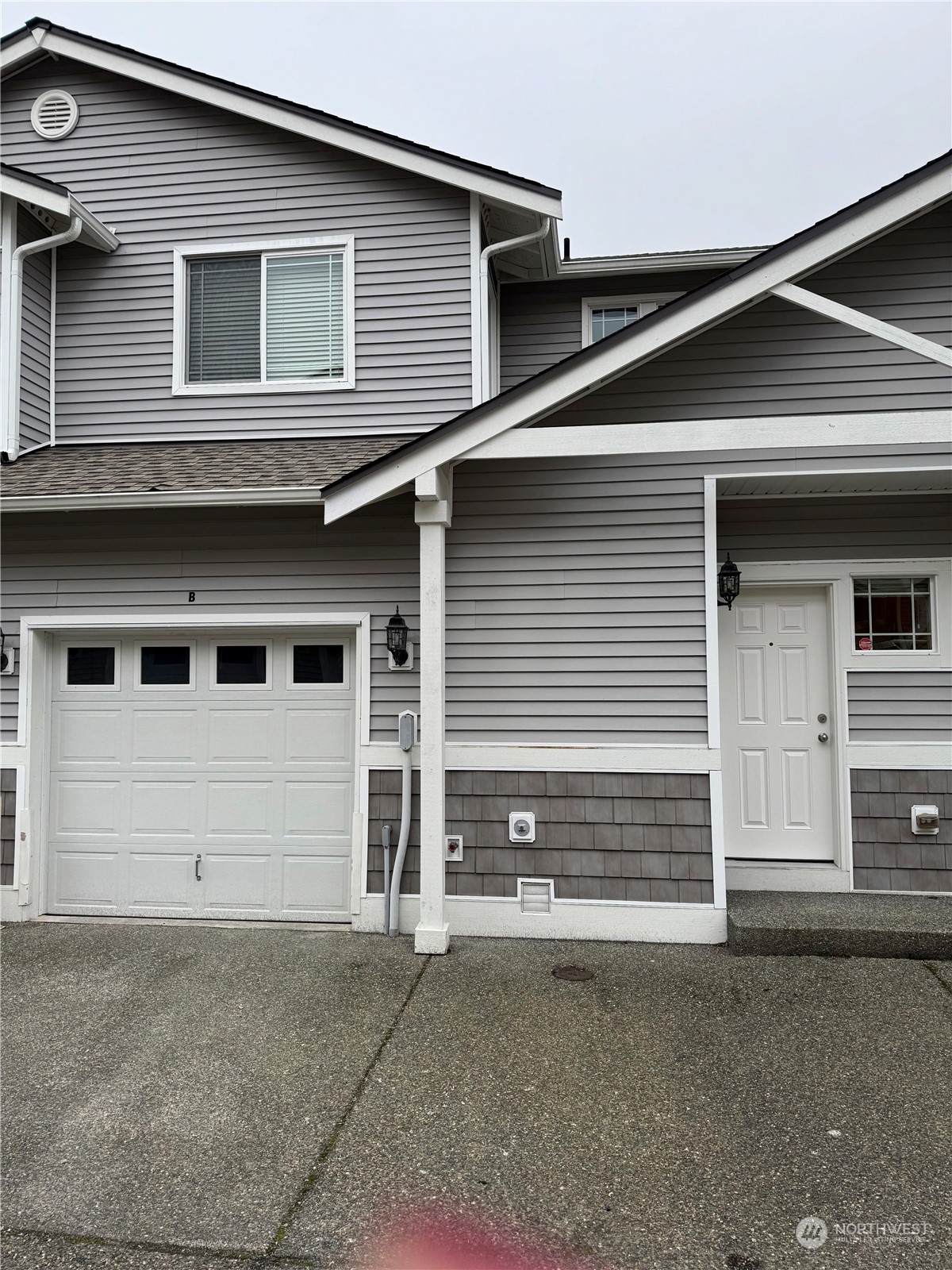520 Yauger Way b Property Photo 1