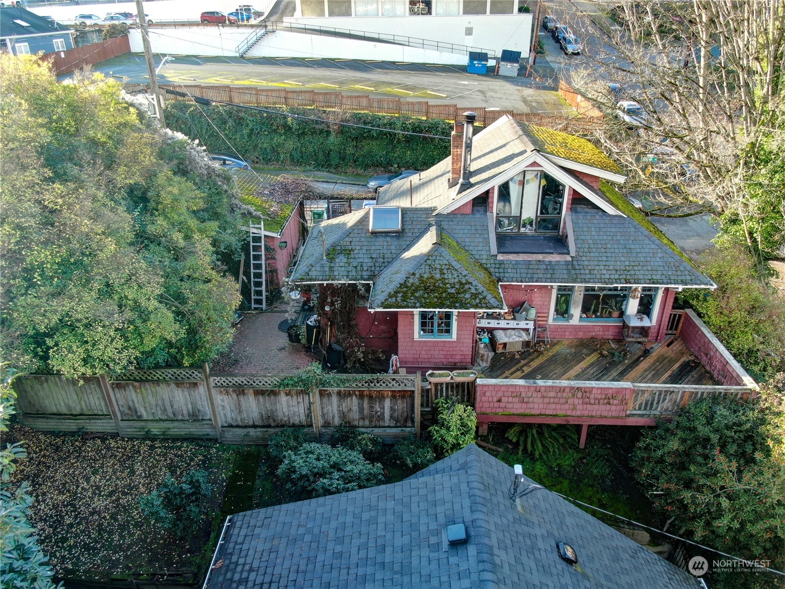 801 Newton Street Property Photo 5