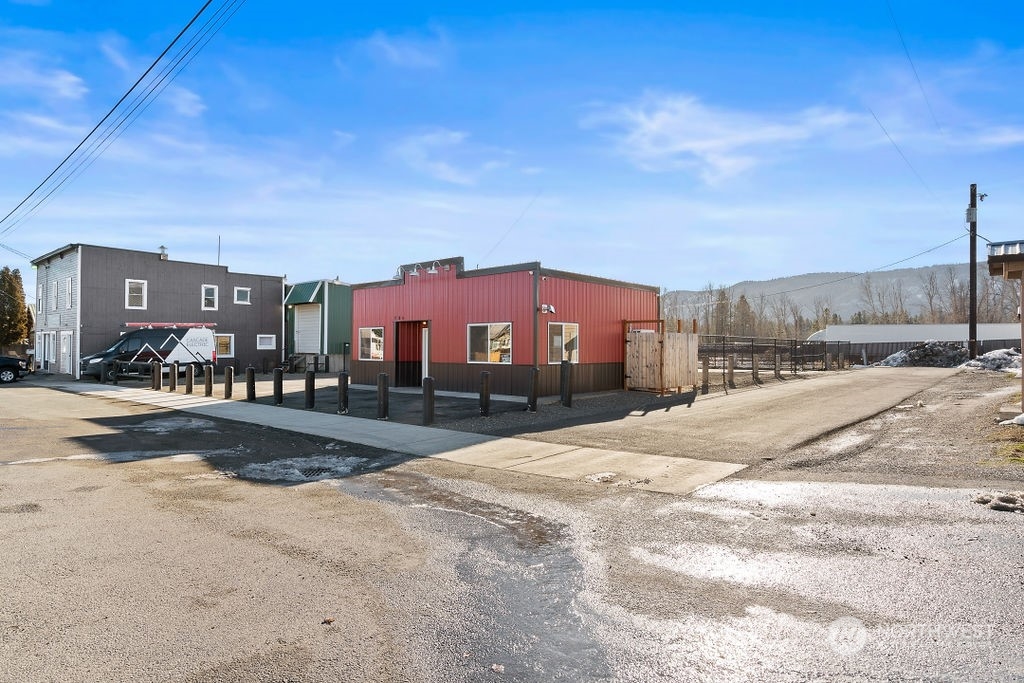706 E First Street Property Photo 4