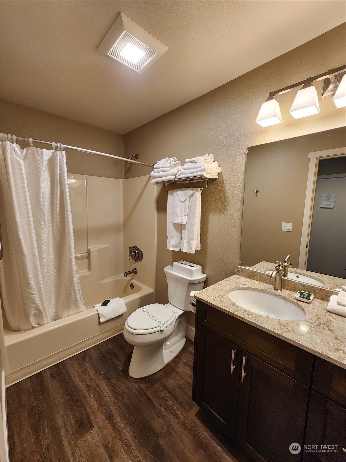 1 Lakeside 707-j Property Photo 16