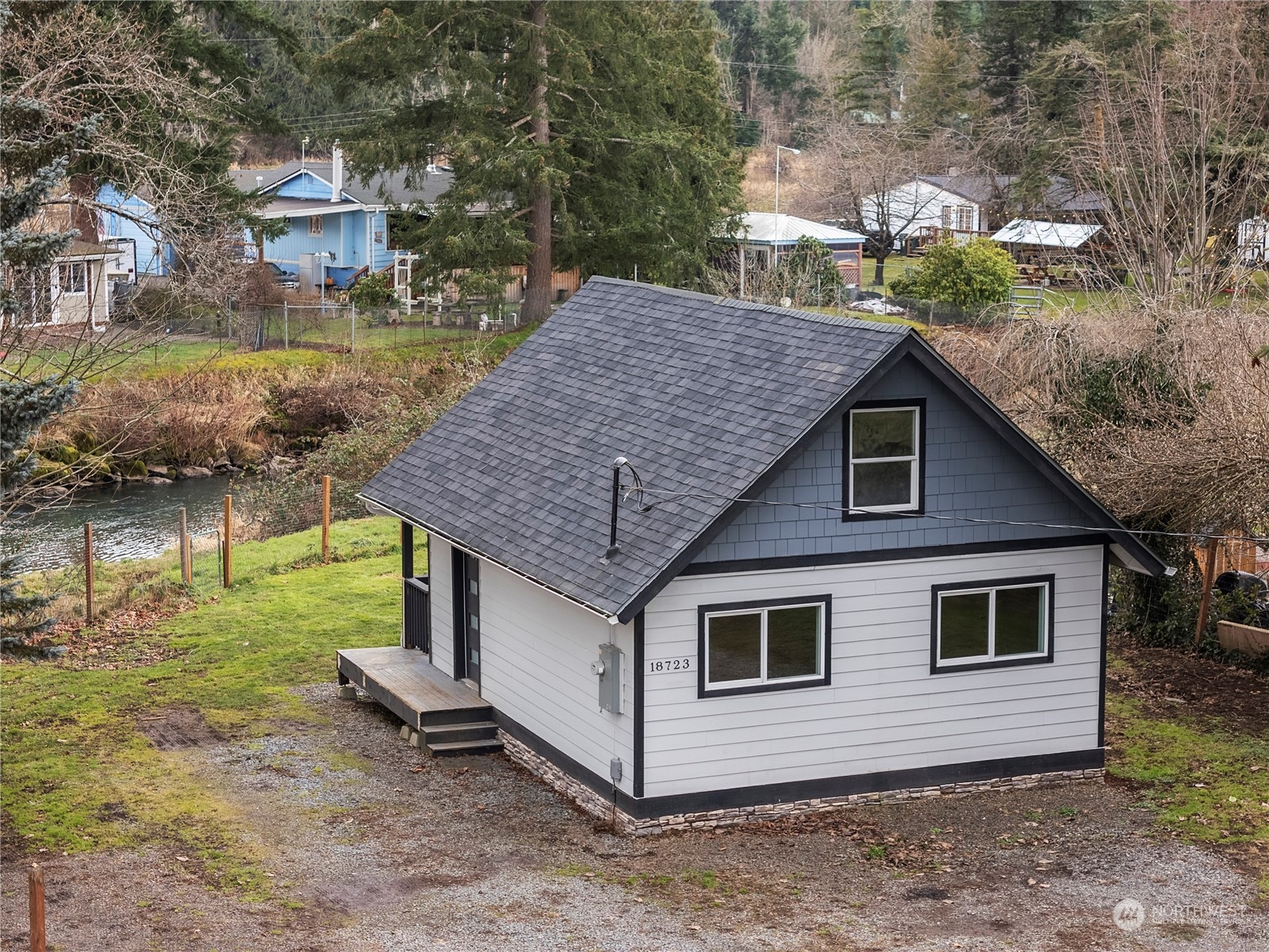 18723 Old Camp Lane Se Property Photo 4
