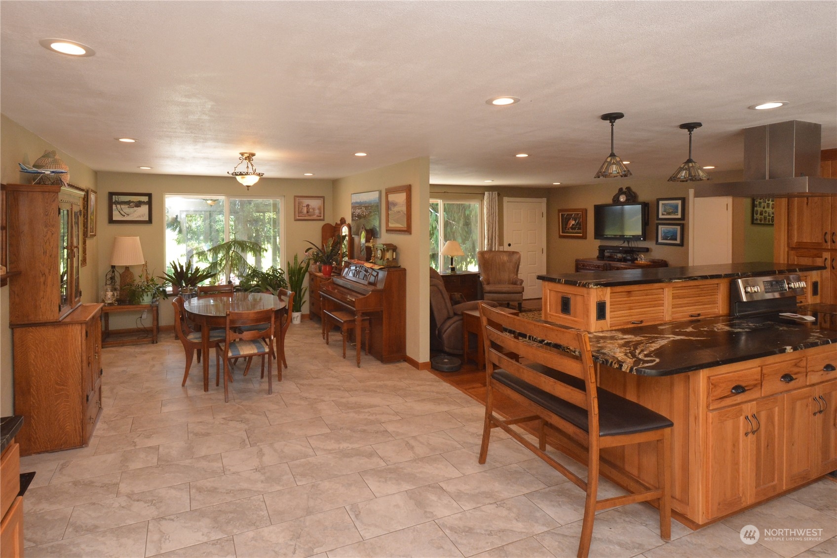 828 Lincoln Creek Road Property Photo 2
