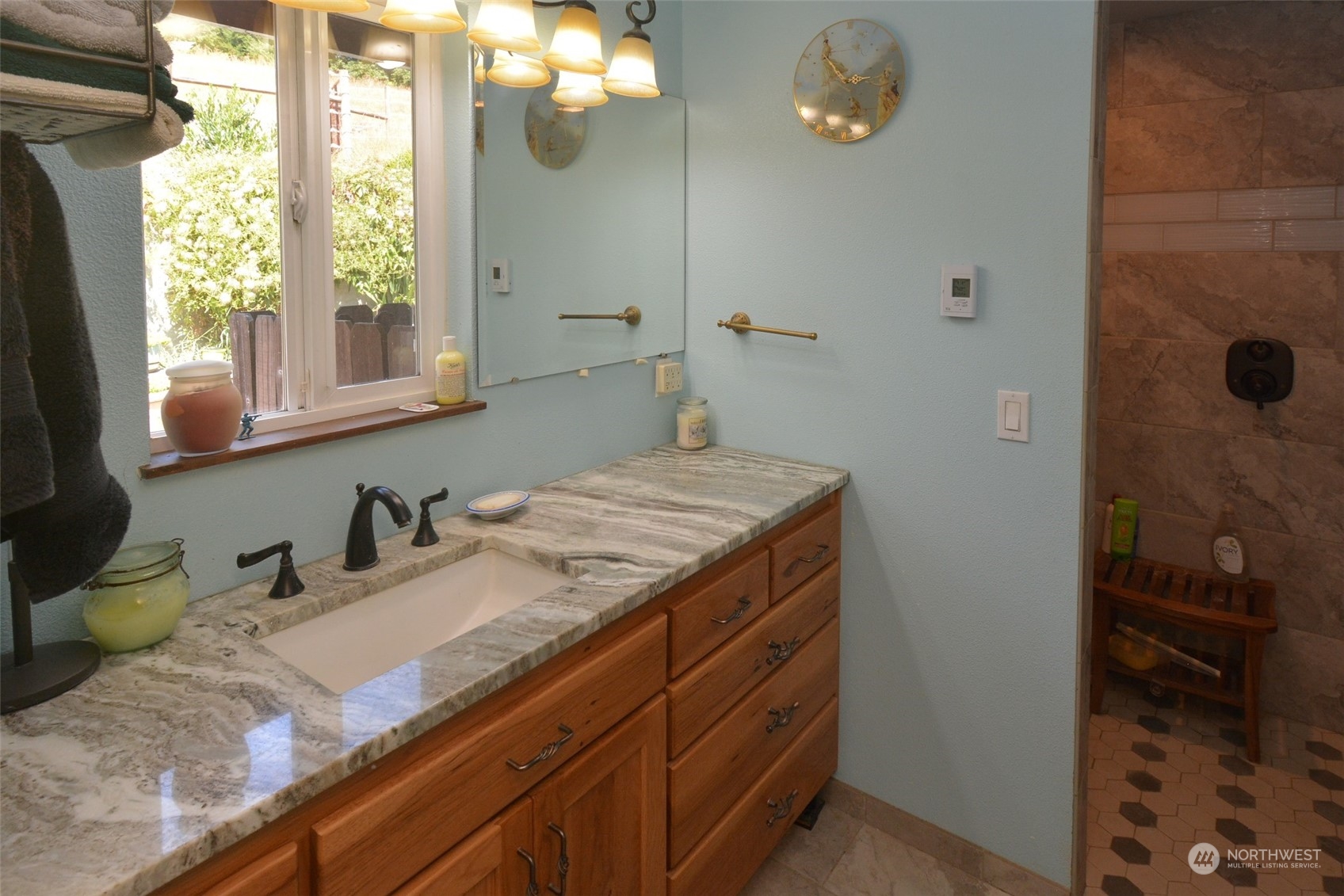 828 Lincoln Creek Road Property Photo 6