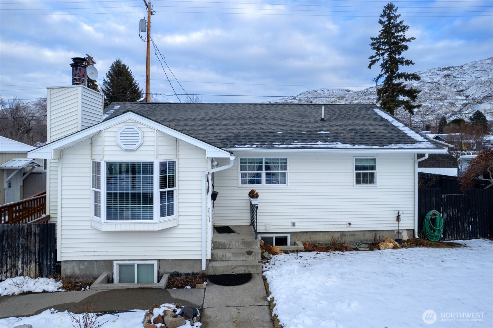 711 Holly Street Property Photo 1