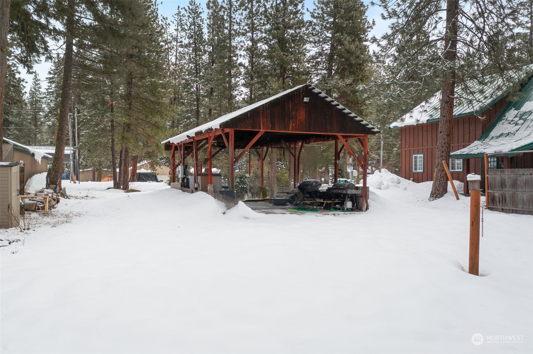 25205 Saddle Street Property Photo 4