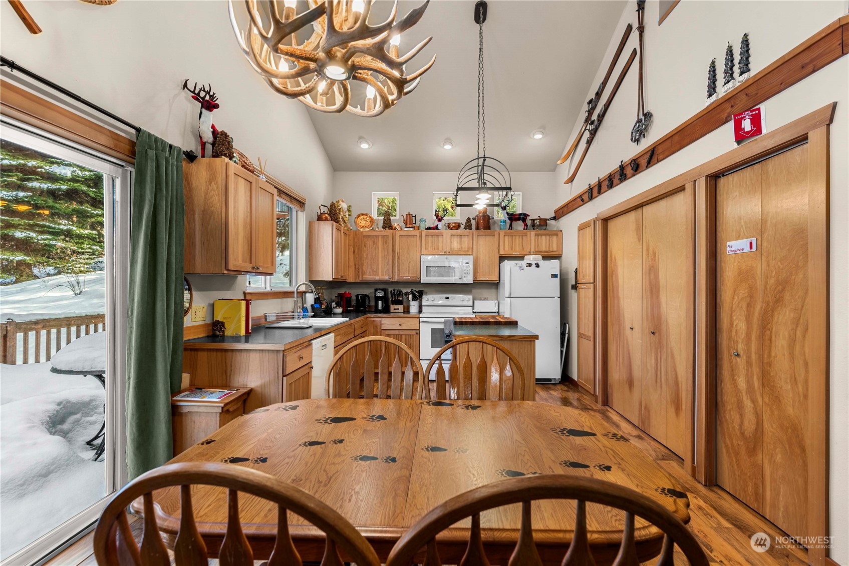 25813 Bridle Lane Property Photo 6