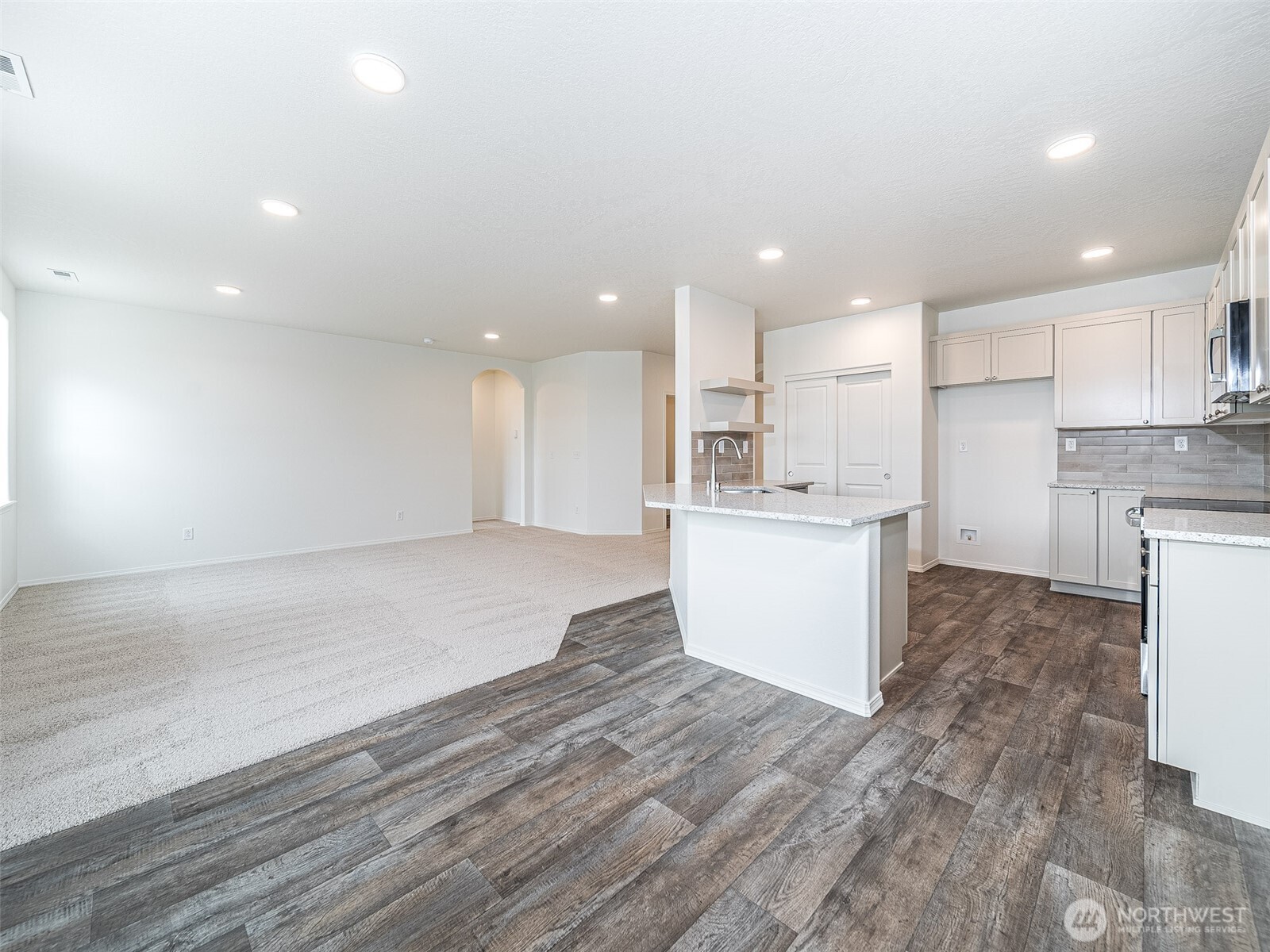 207 W Newfield Place Property Photo 4