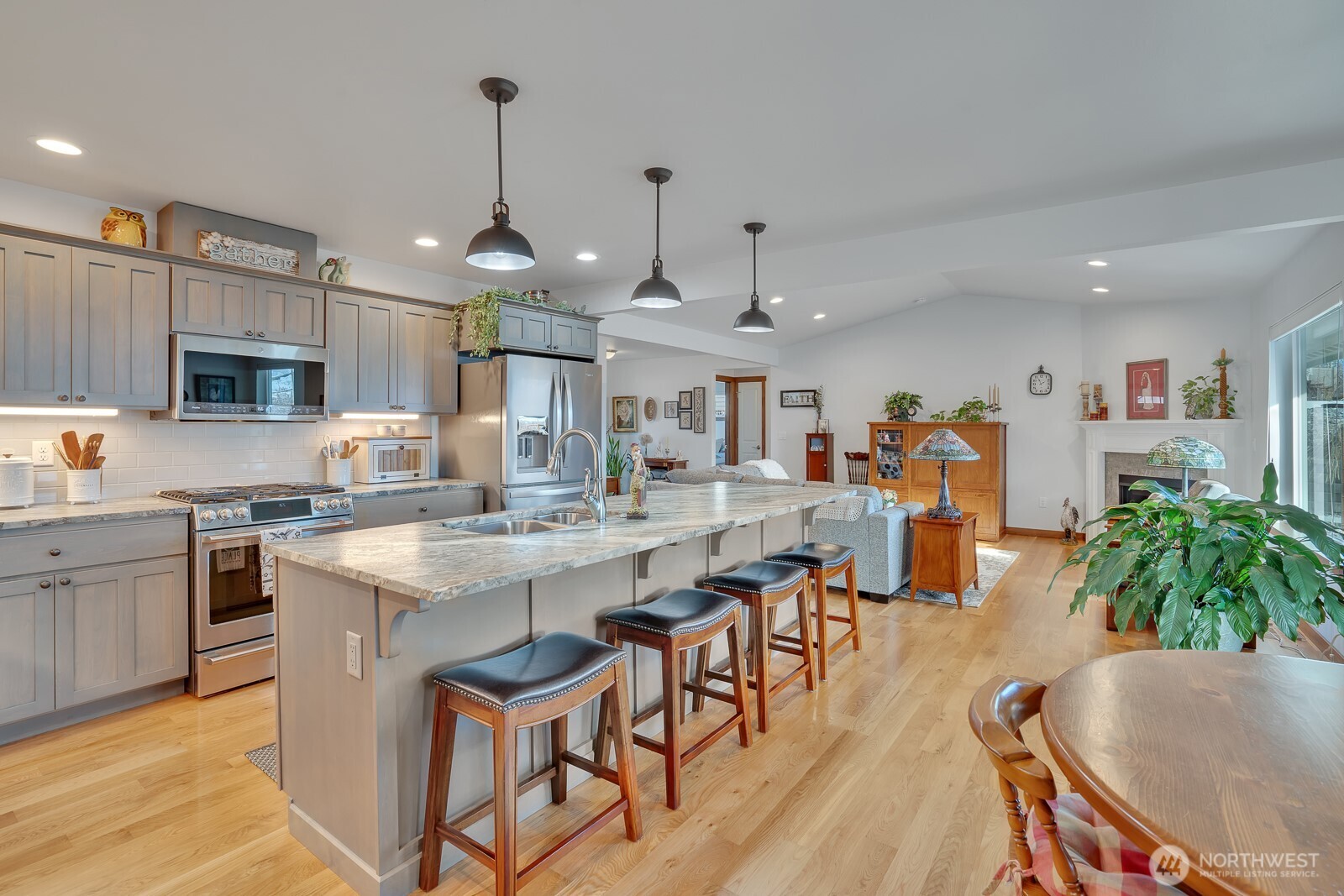 647 S Newton Avenue Property Photo 18