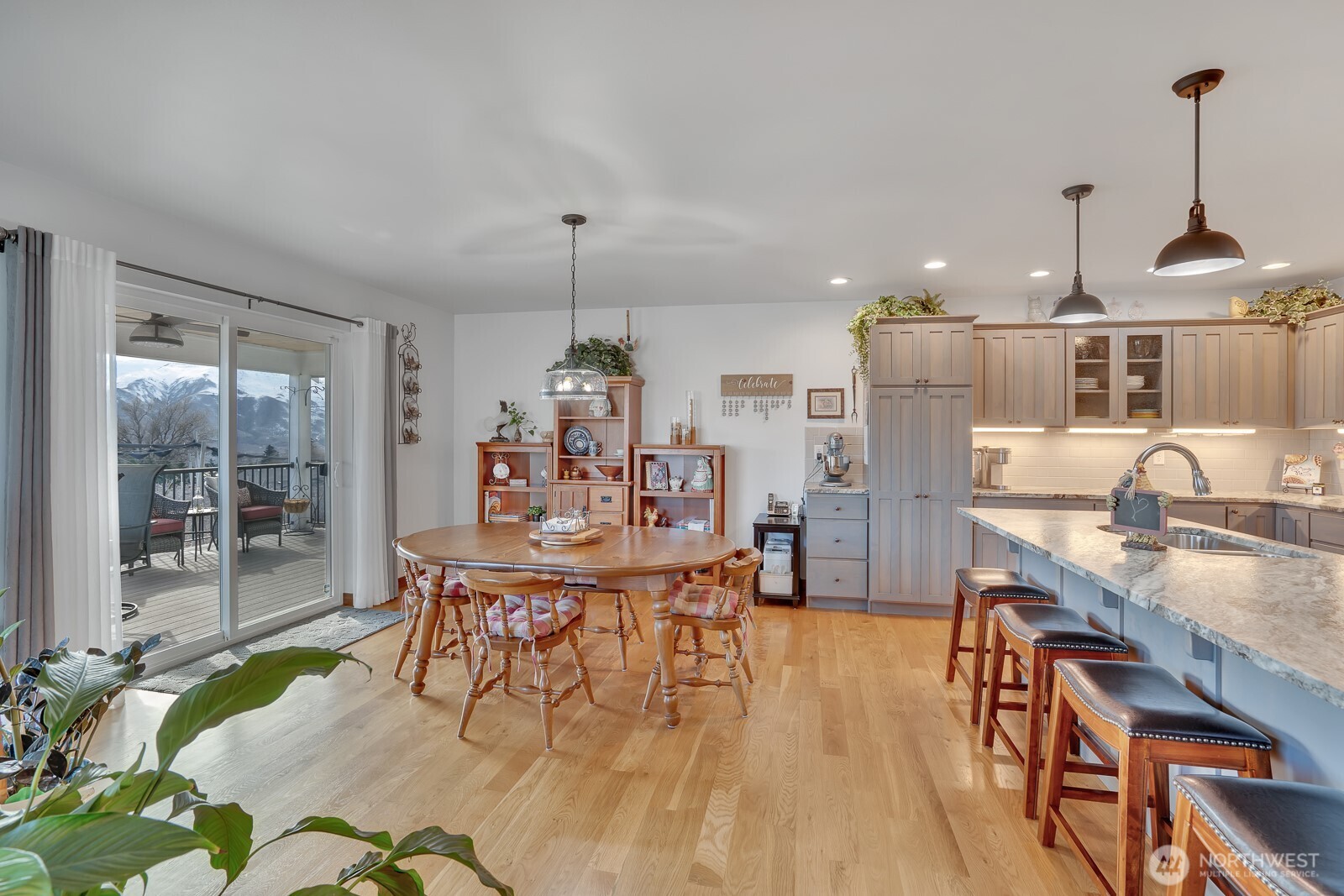 647 S Newton Avenue Property Photo 19