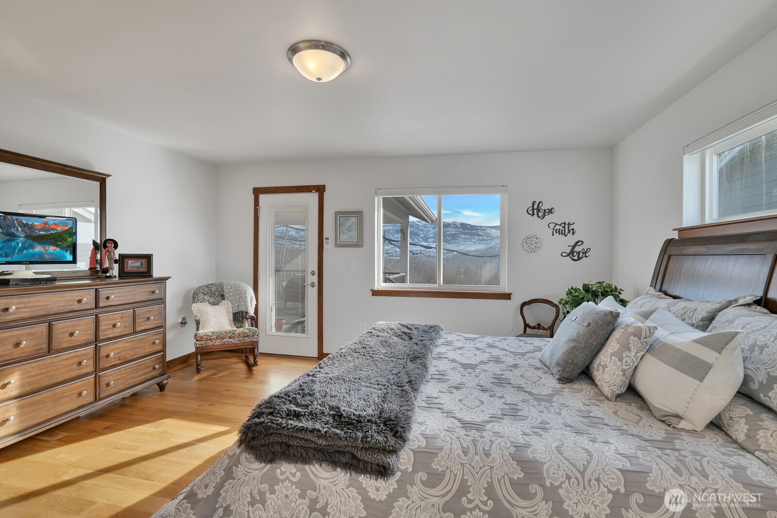 647 S Newton Avenue Property Photo 32