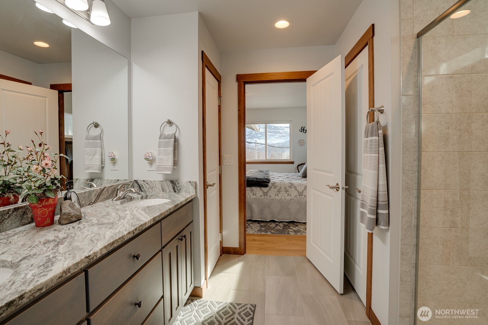 647 S Newton Avenue Property Photo 35