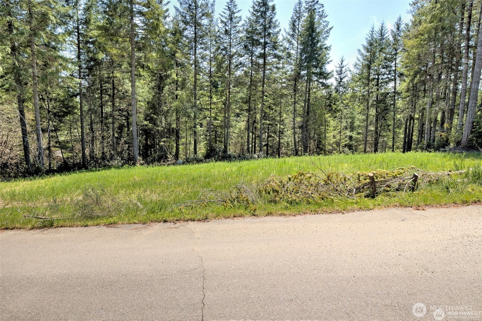 161 E Lexington Place Property Photo 5