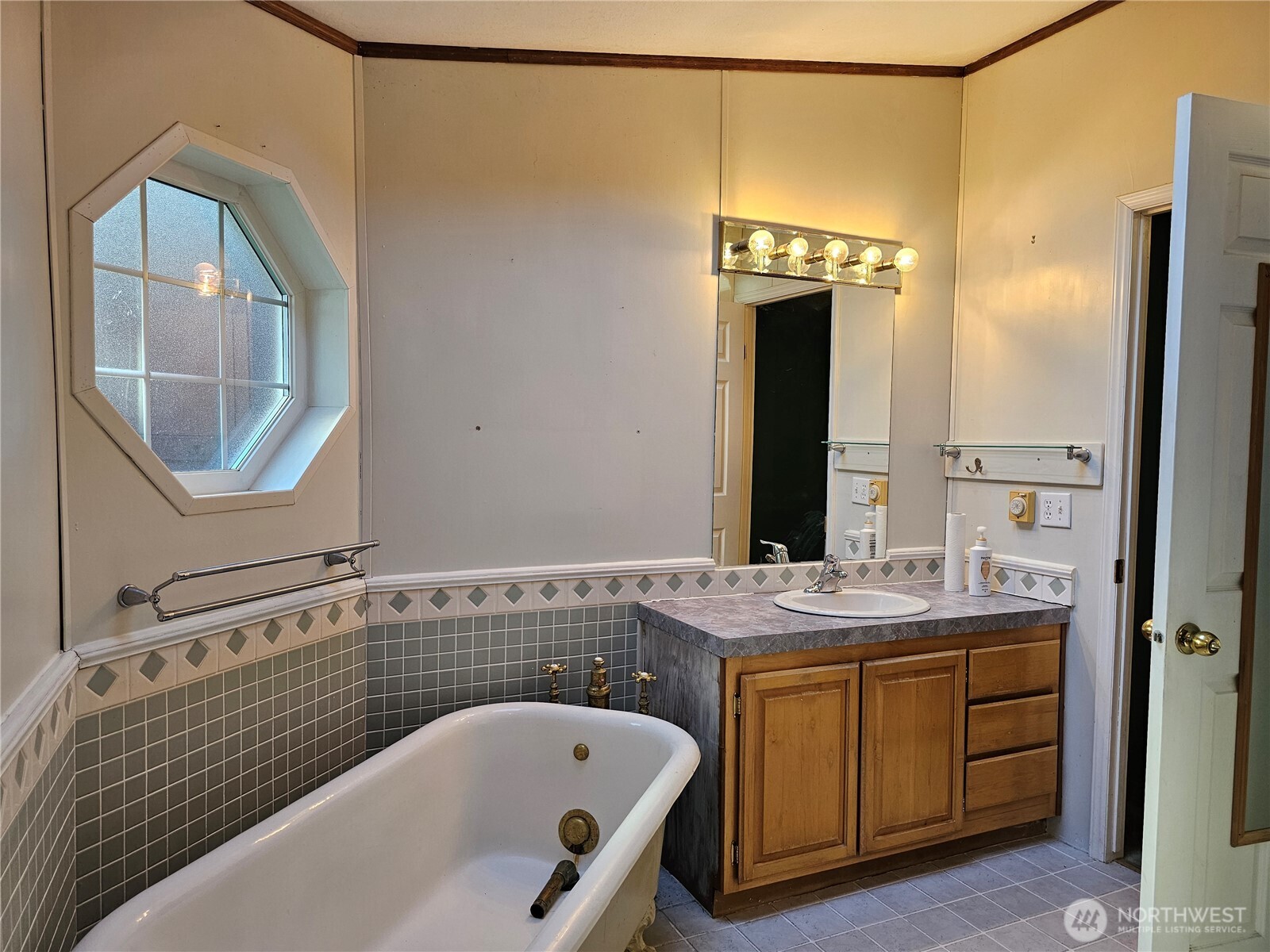 781 E Lakeshore Drive Property Photo 9