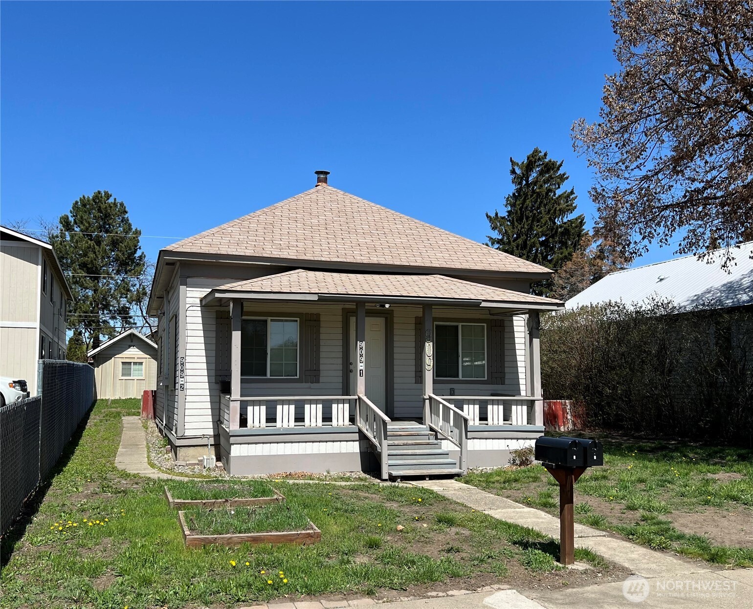 909 E 8th Avenue Property Photo