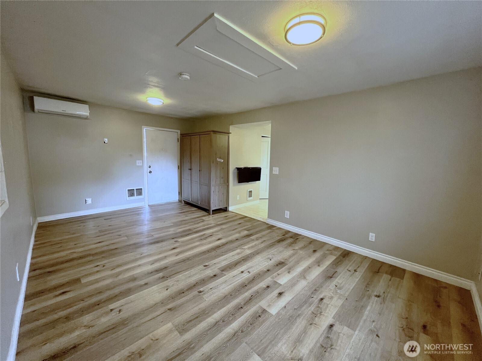 909 E 8th Avenue Property Photo 25