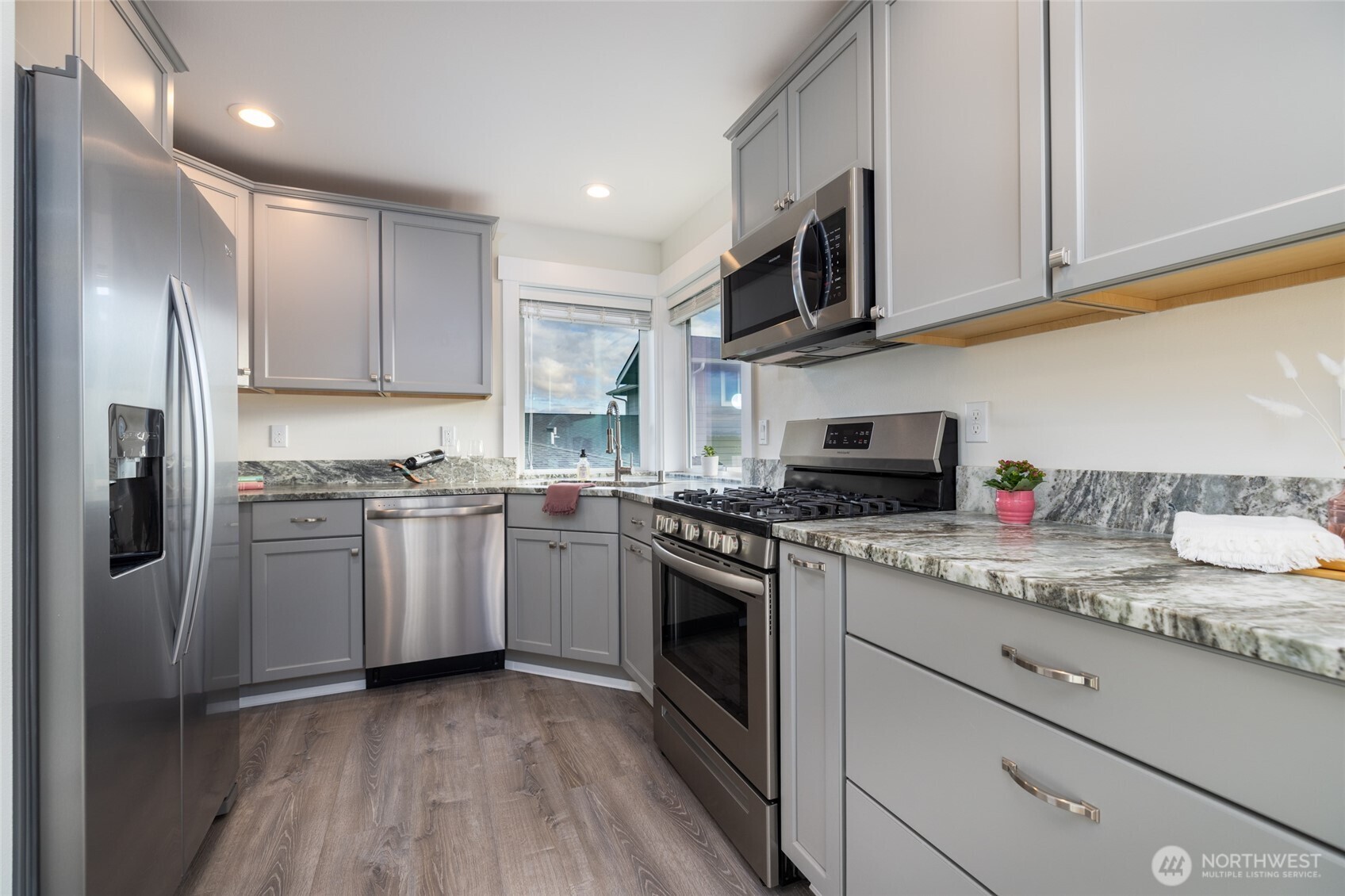 725 Maple Avenue Property Photo