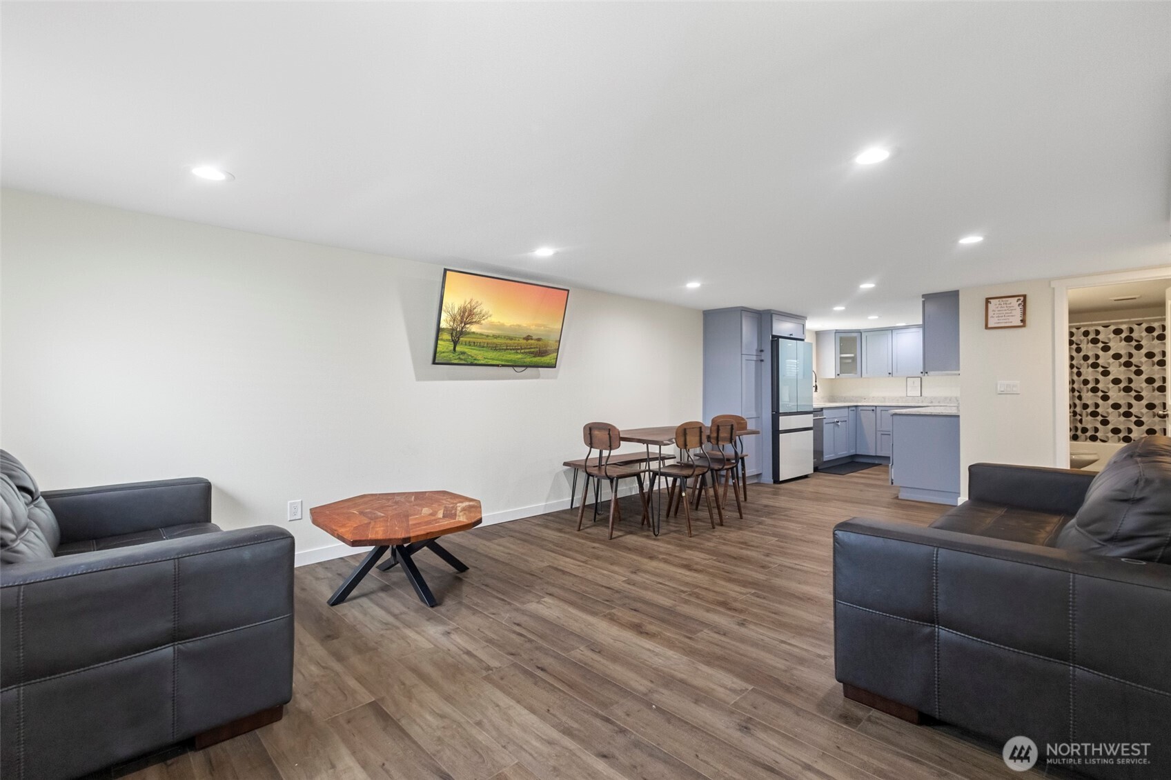 541 Easy Street Property Photo 4