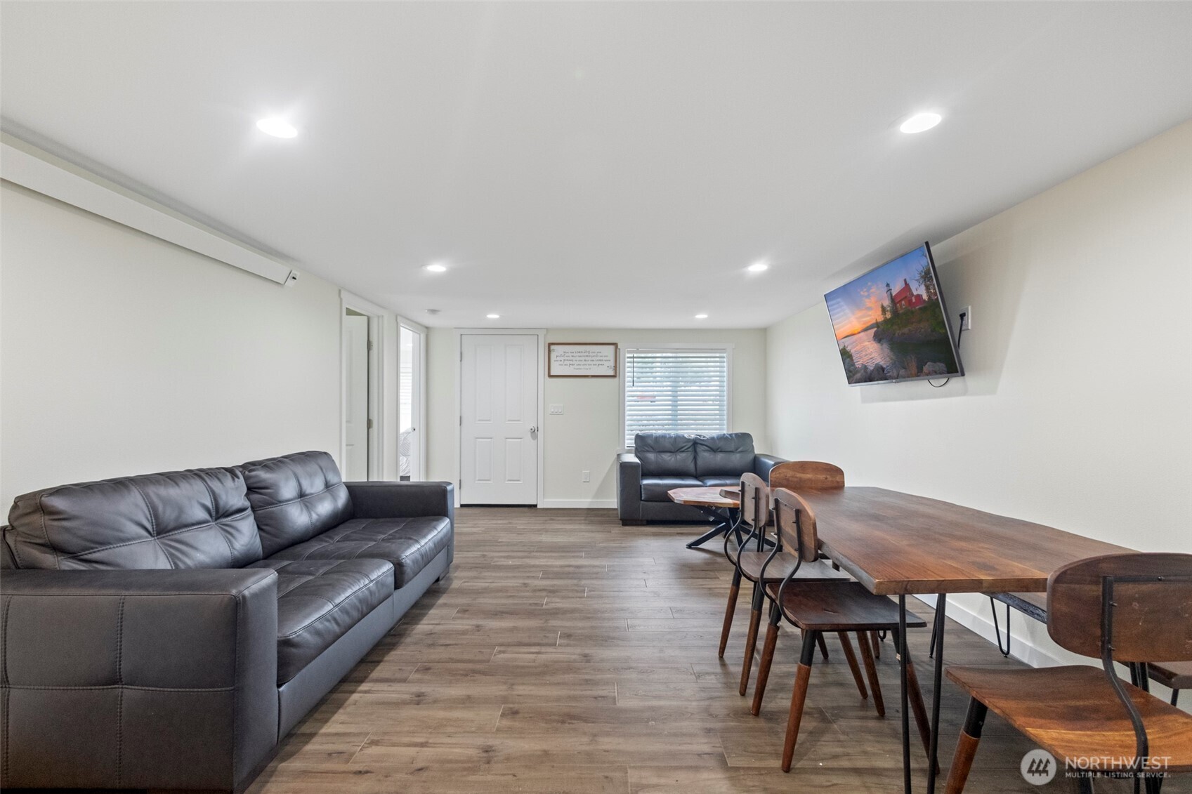 541 Easy Street Property Photo 5